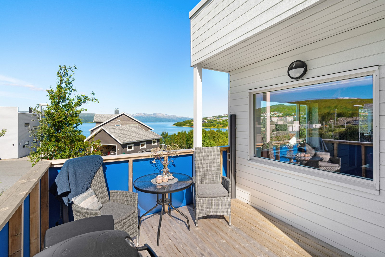 På verandaen får du god plass til utemøbler og grill for å nyte de fine sommerdagene i Tromsø!