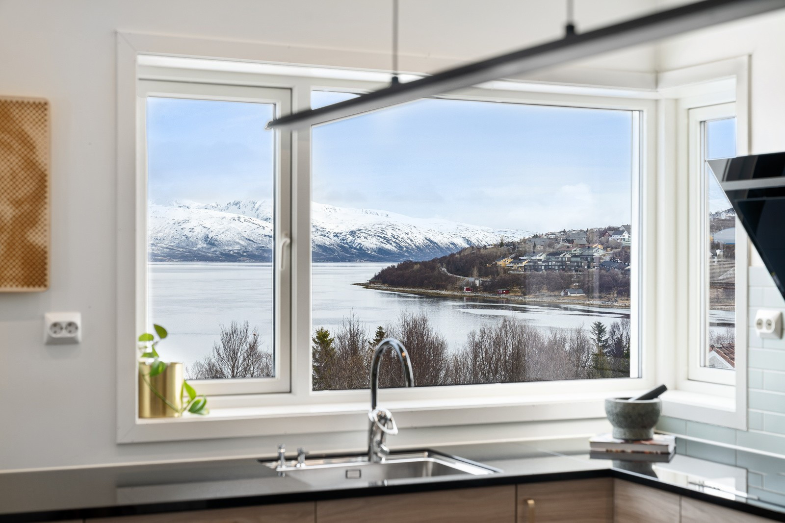 Med stort vindu på kjøkkenet har du også her nydelig utsikt over sundet og fjellene.