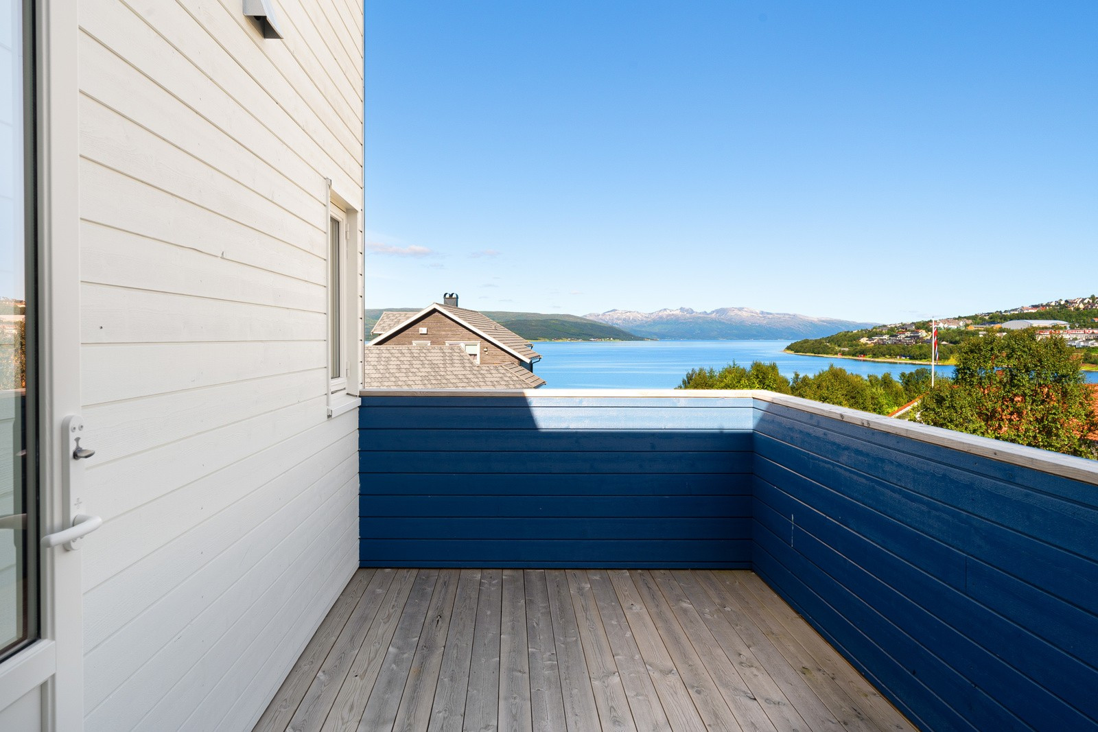 Fra soverommet i overetasjen er det egen utgang til veranda. Her har du solen både tidlig på morgenen og sent på kvelden.