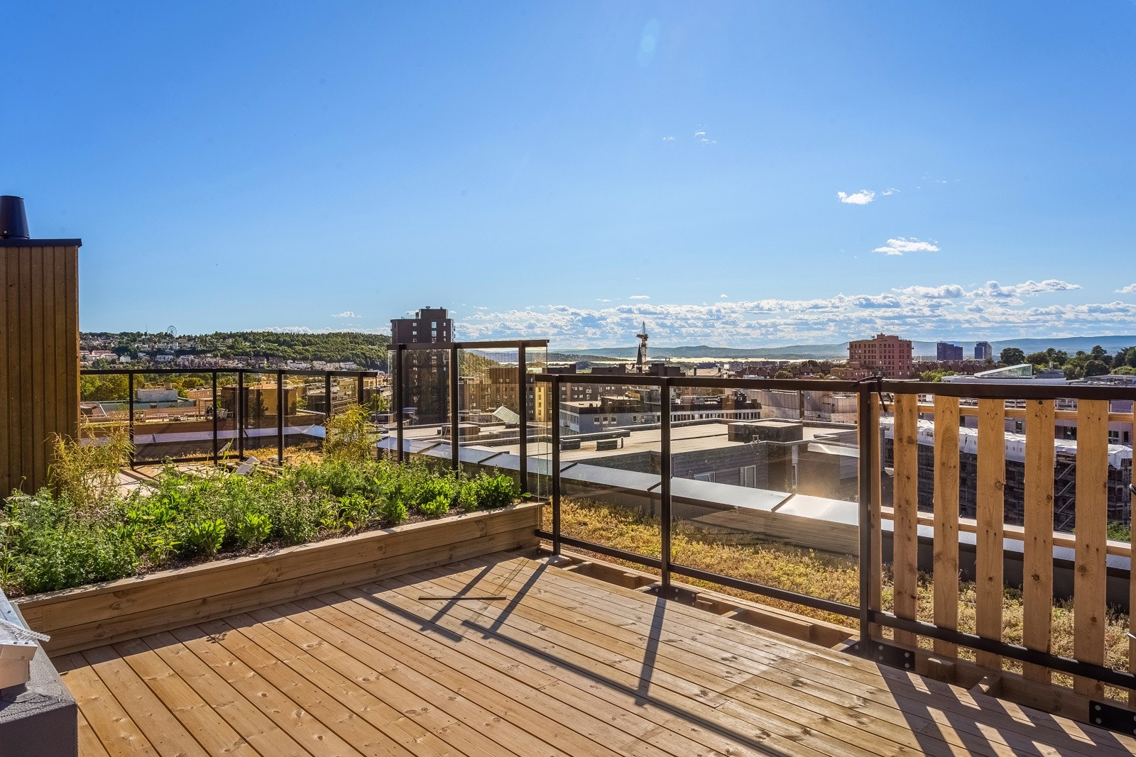 To felles takterrasser - Pent opparbeidet med beplantning og sittegrupper - Fantastisk utsikt Galleribilde