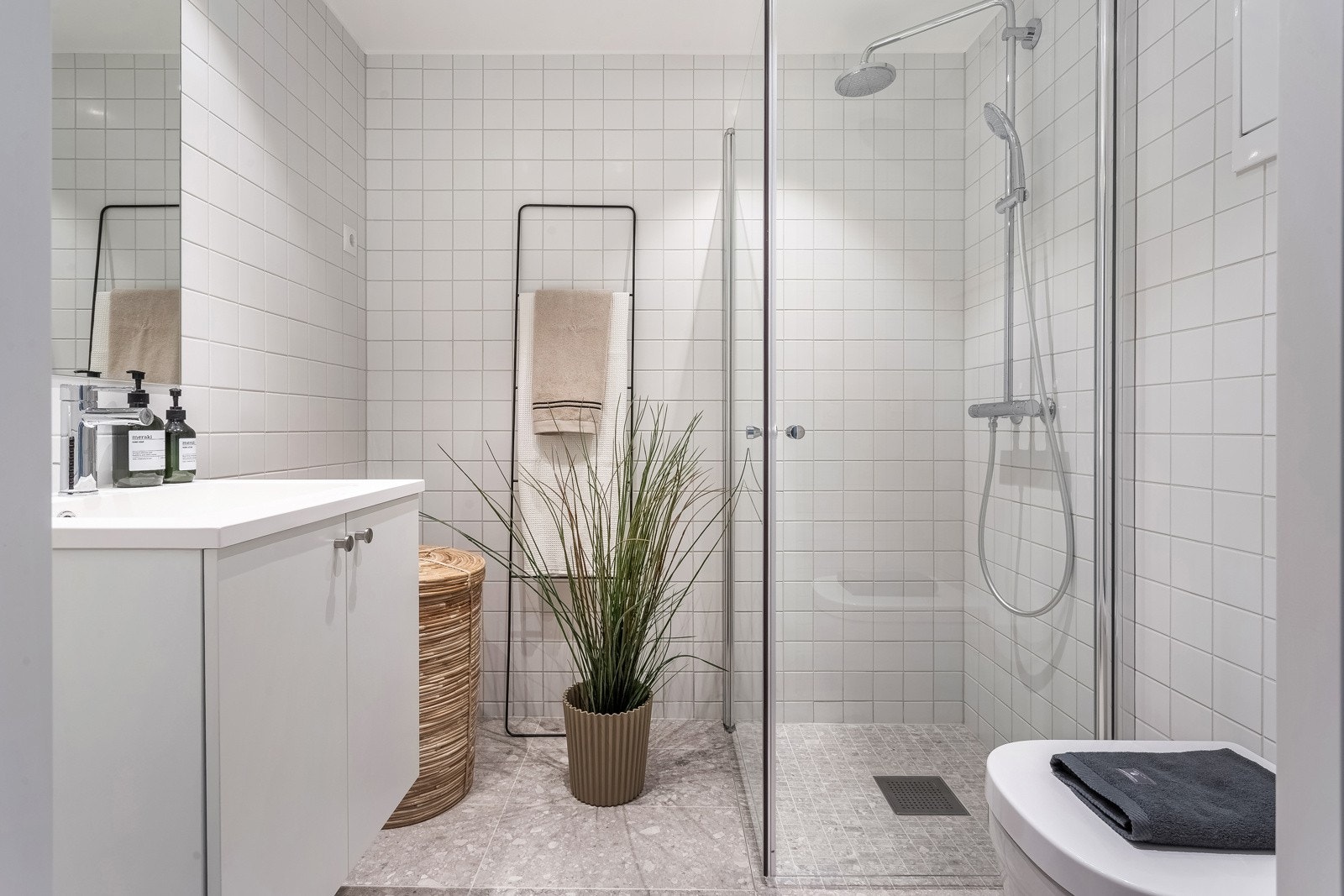 Bad/wc med delikate fliser - Opplegg for vaskemaskin og tørketrommel Galleribilde