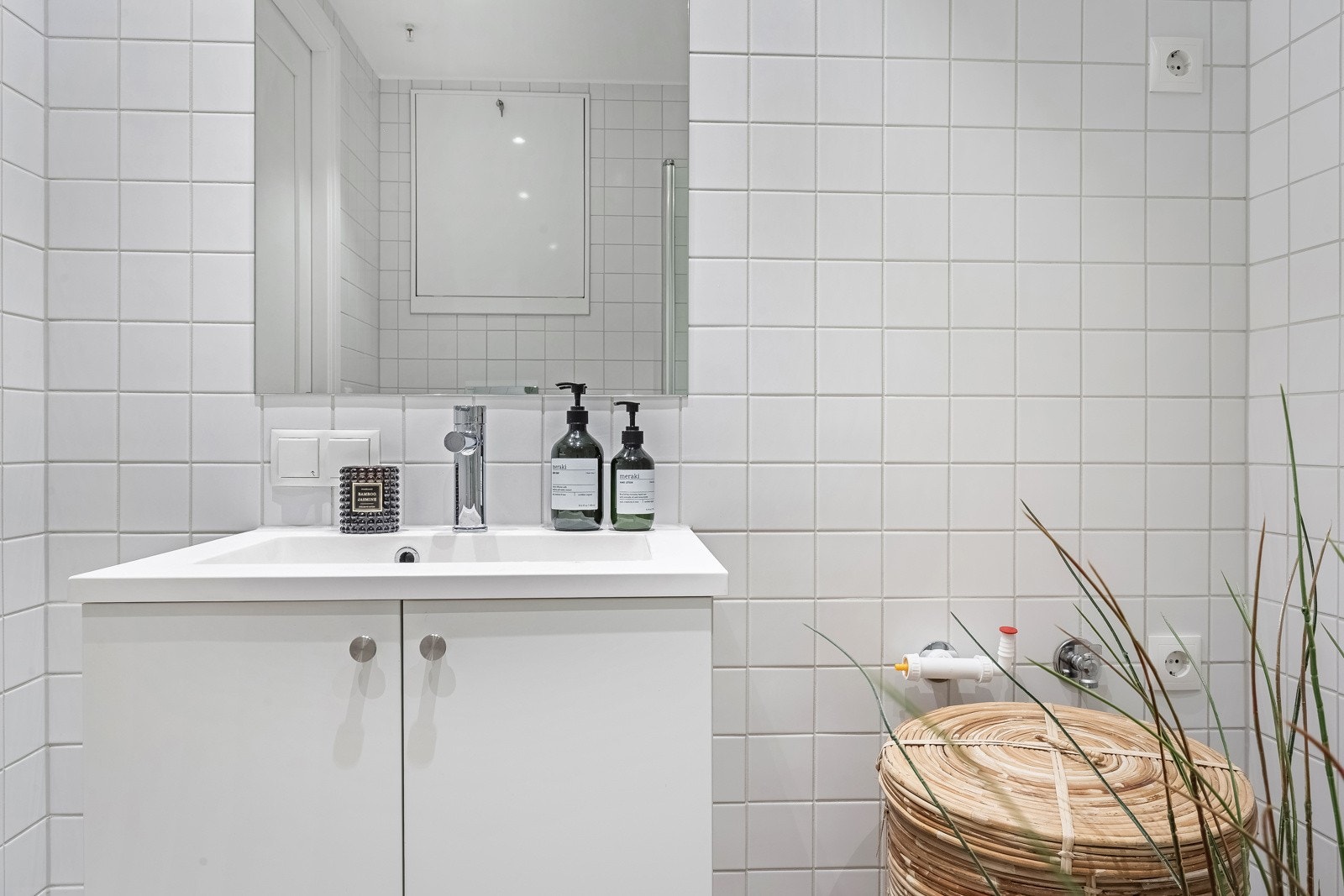 Bad/wc med delikate fliser - Opplegg for vaskemaskin og tørketrommel Galleribilde