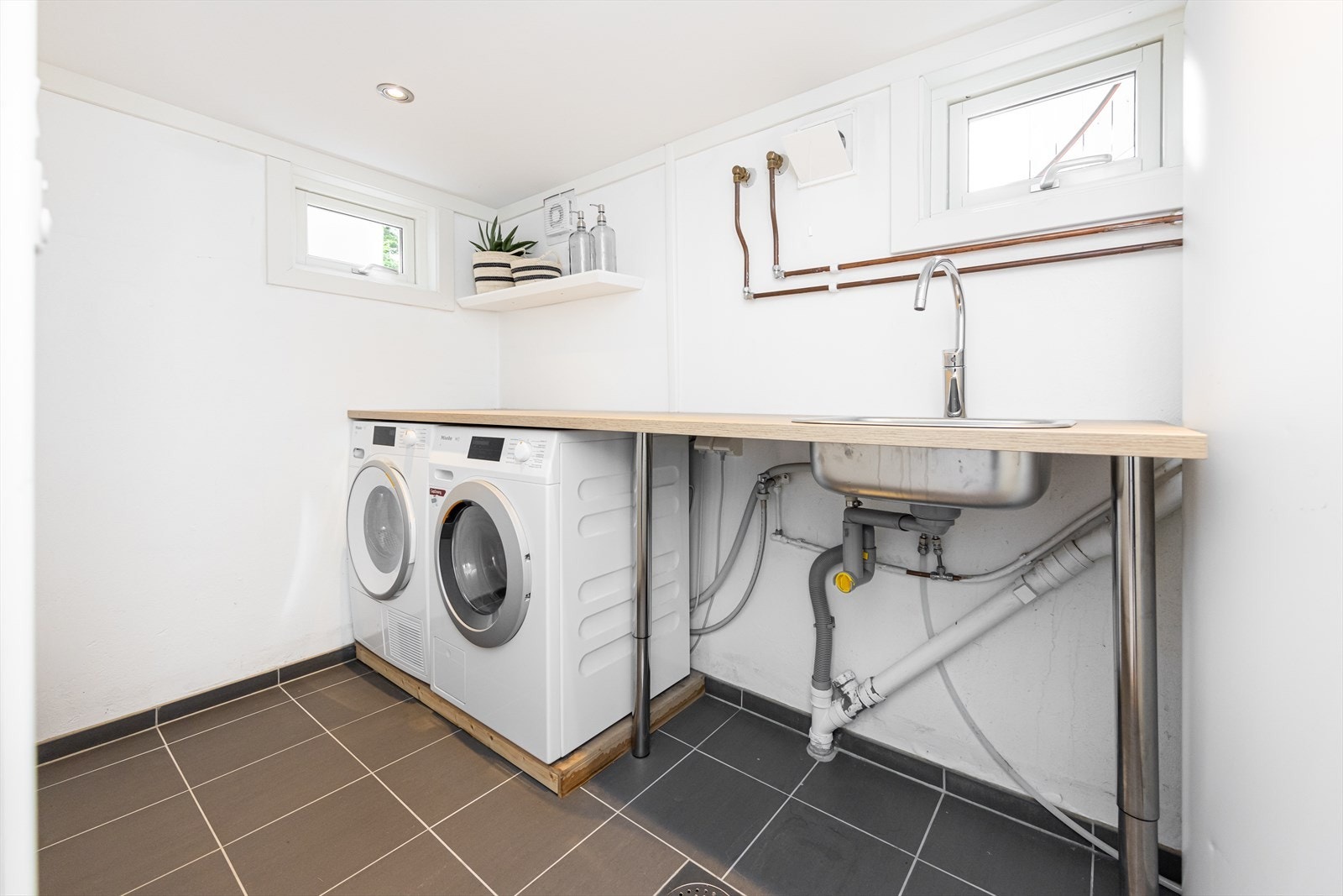 Svært praktisk vaskerom i kjeller Galleribilde