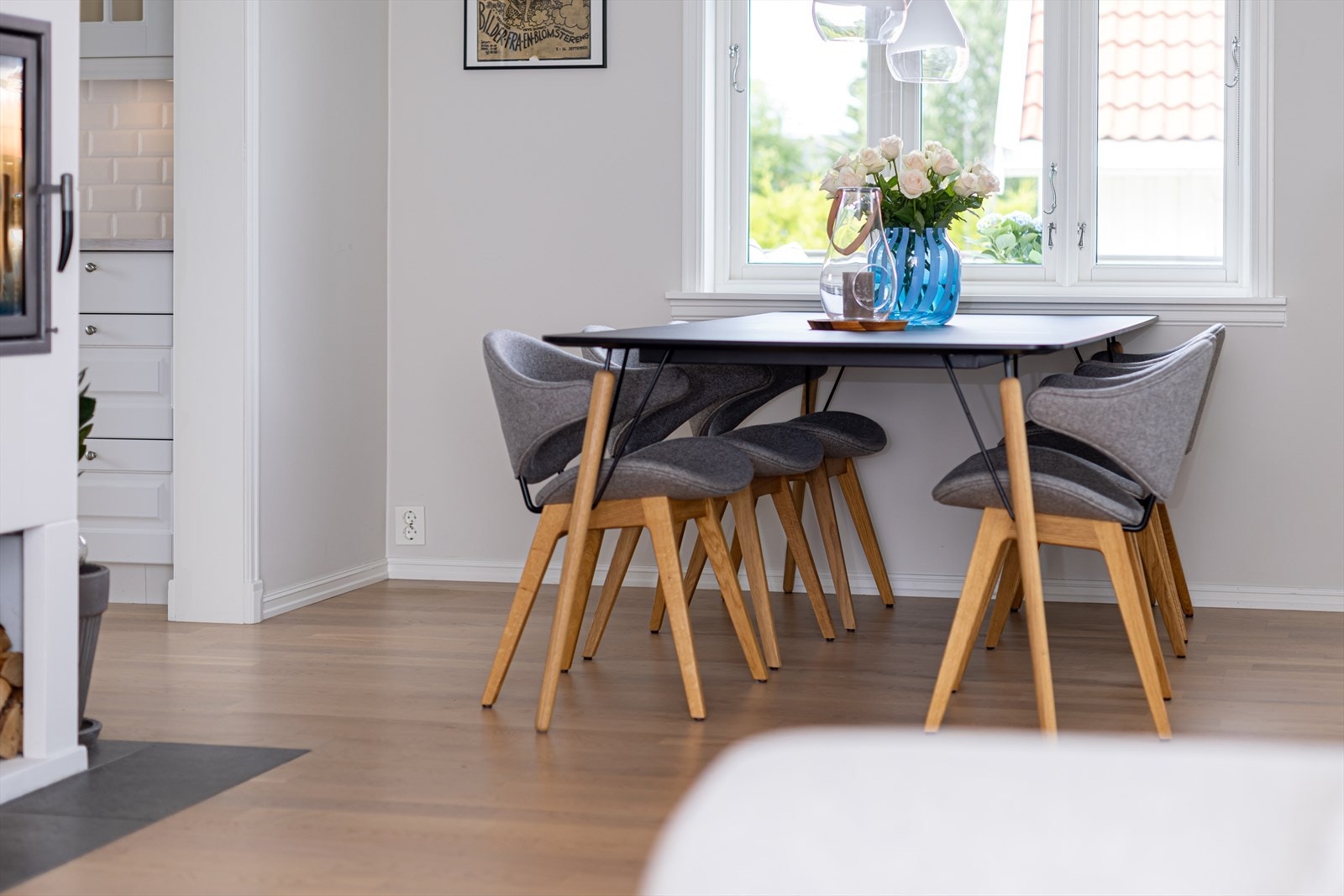 Boligen har et klassisk uttrykk som man ser igjen på omramminger, listverk, kjøkken osv. Det gir en følelse av kvalitet Galleribilde