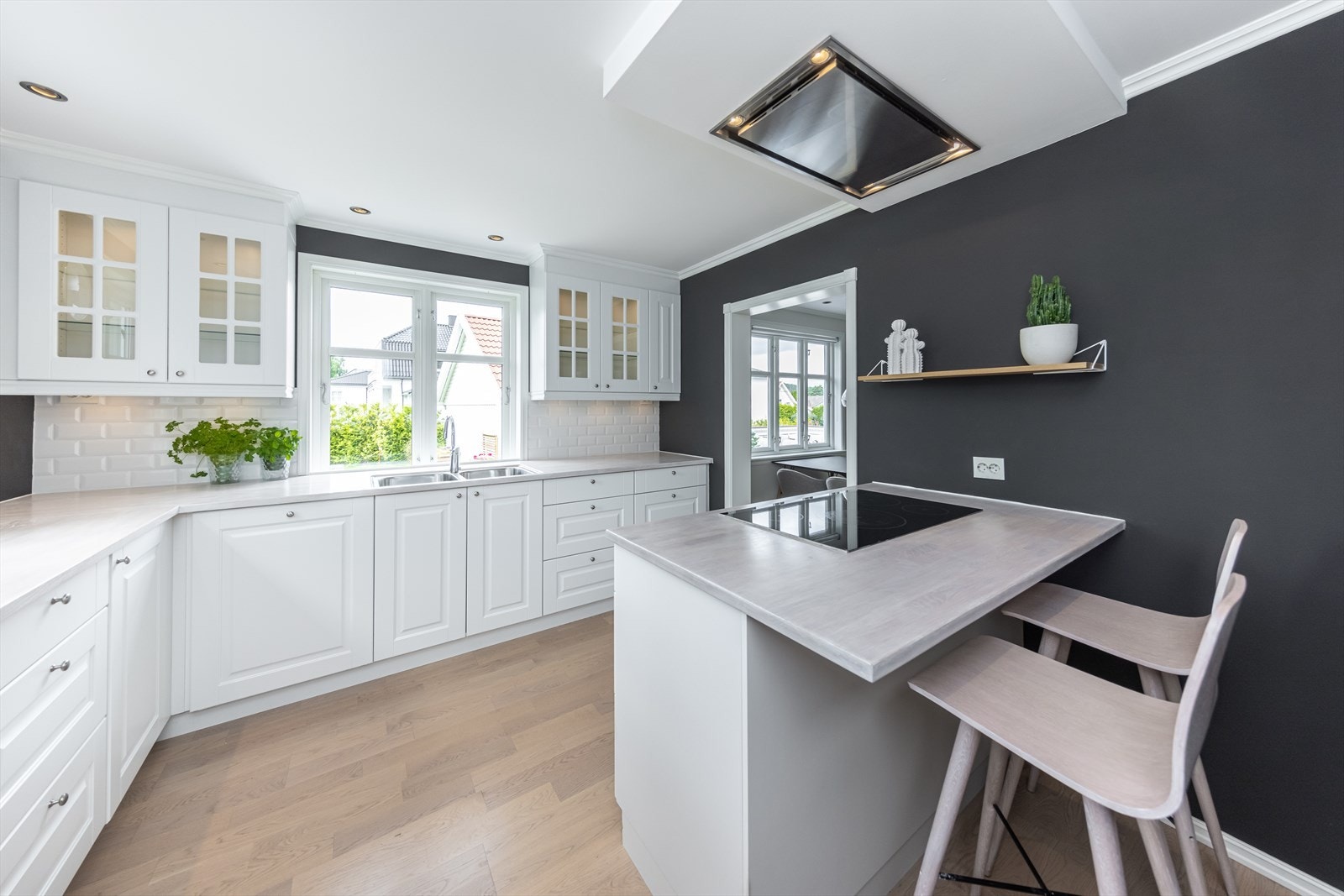 Stilrent og lekkert Kvik-kjøkken pusset opp i 2012. Sosial og praktisk barløsning Galleribilde