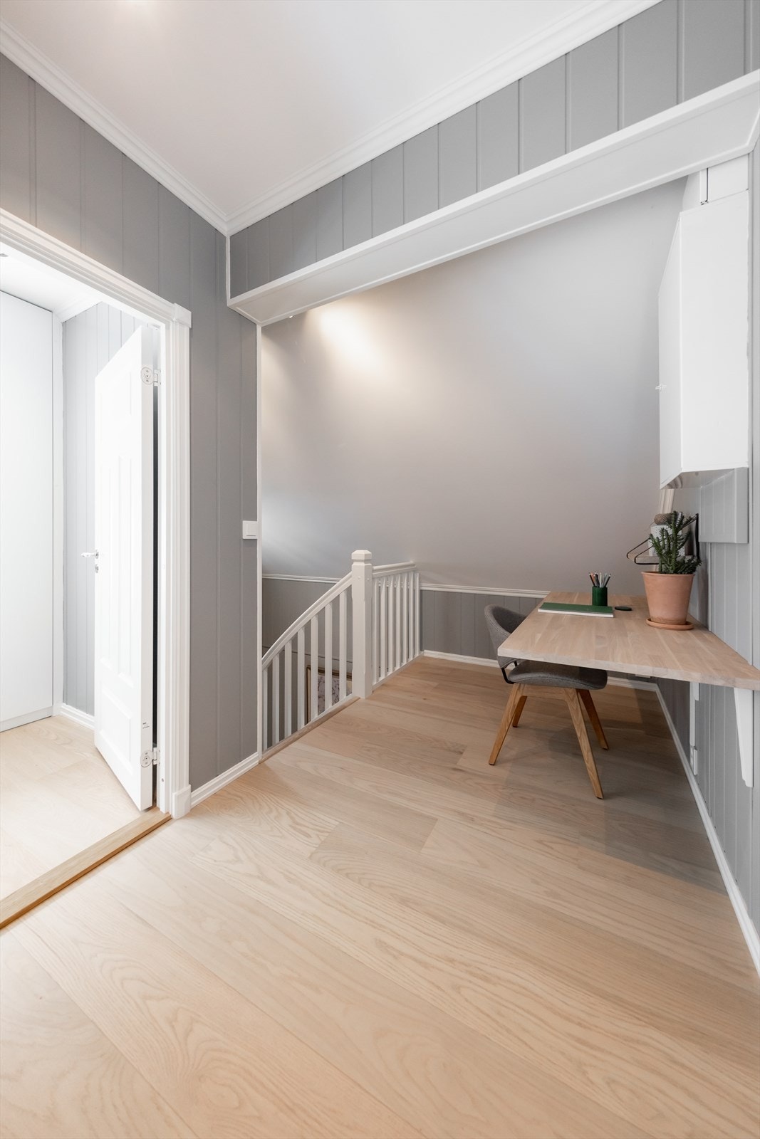 Mellomgang med god plass til hjemmekontorløsning Galleribilde