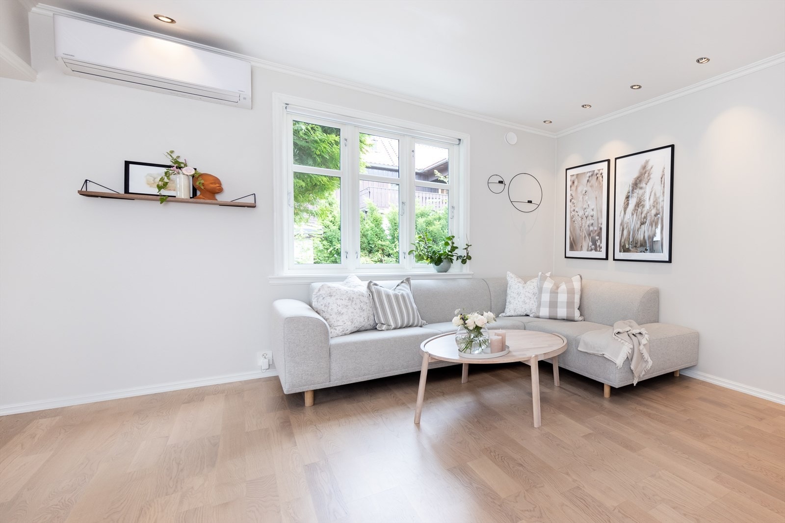 Romslig hjørnestue med plass til stor sofagruppe Galleribilde