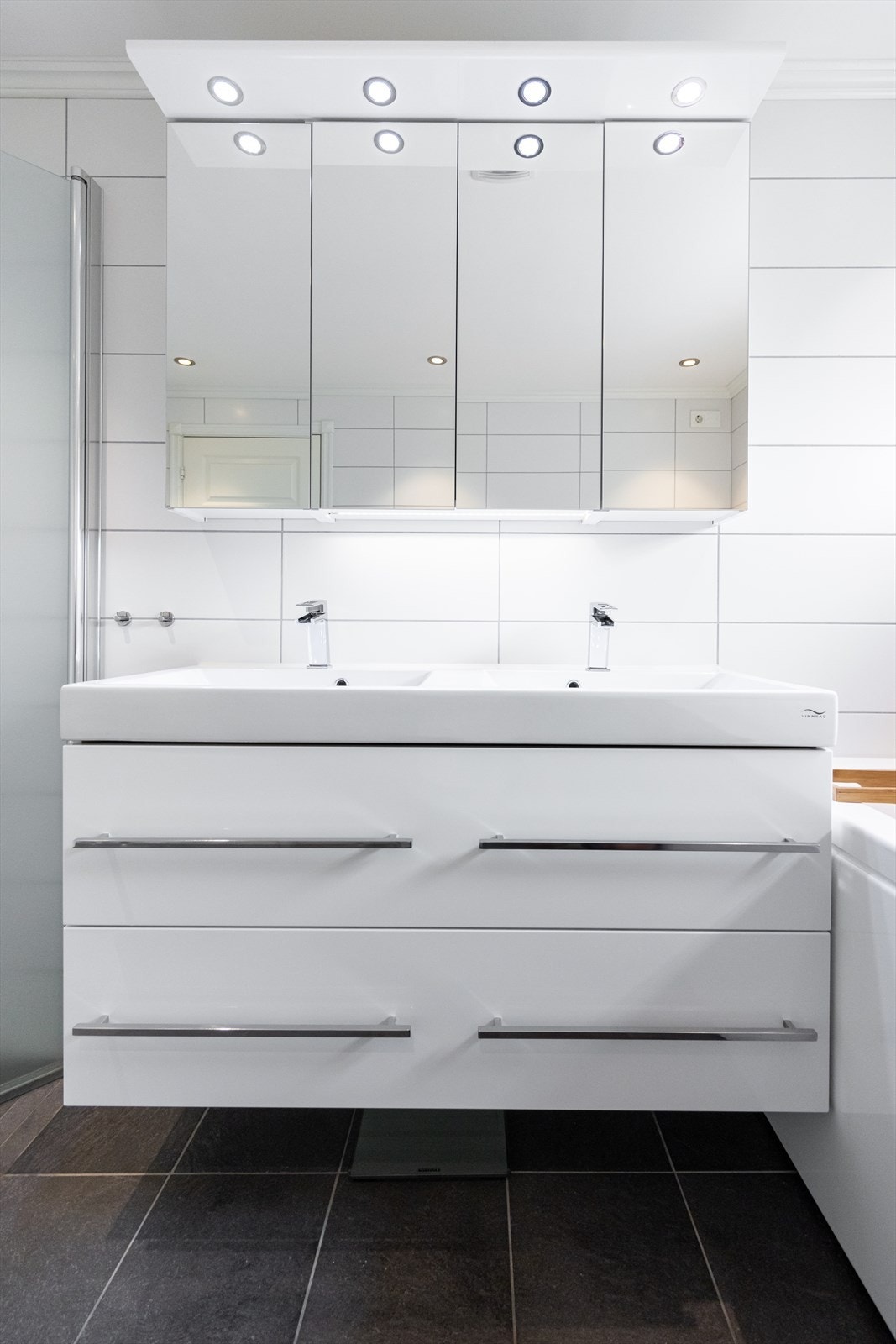 Praktisk dobbelservant med overskap Galleribilde