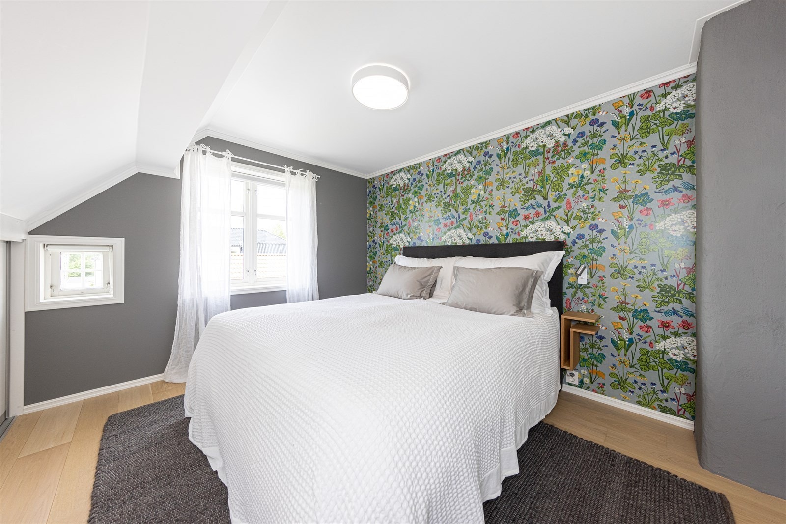 Hovedsoverom med plass til stor dobbeltseng Galleribilde