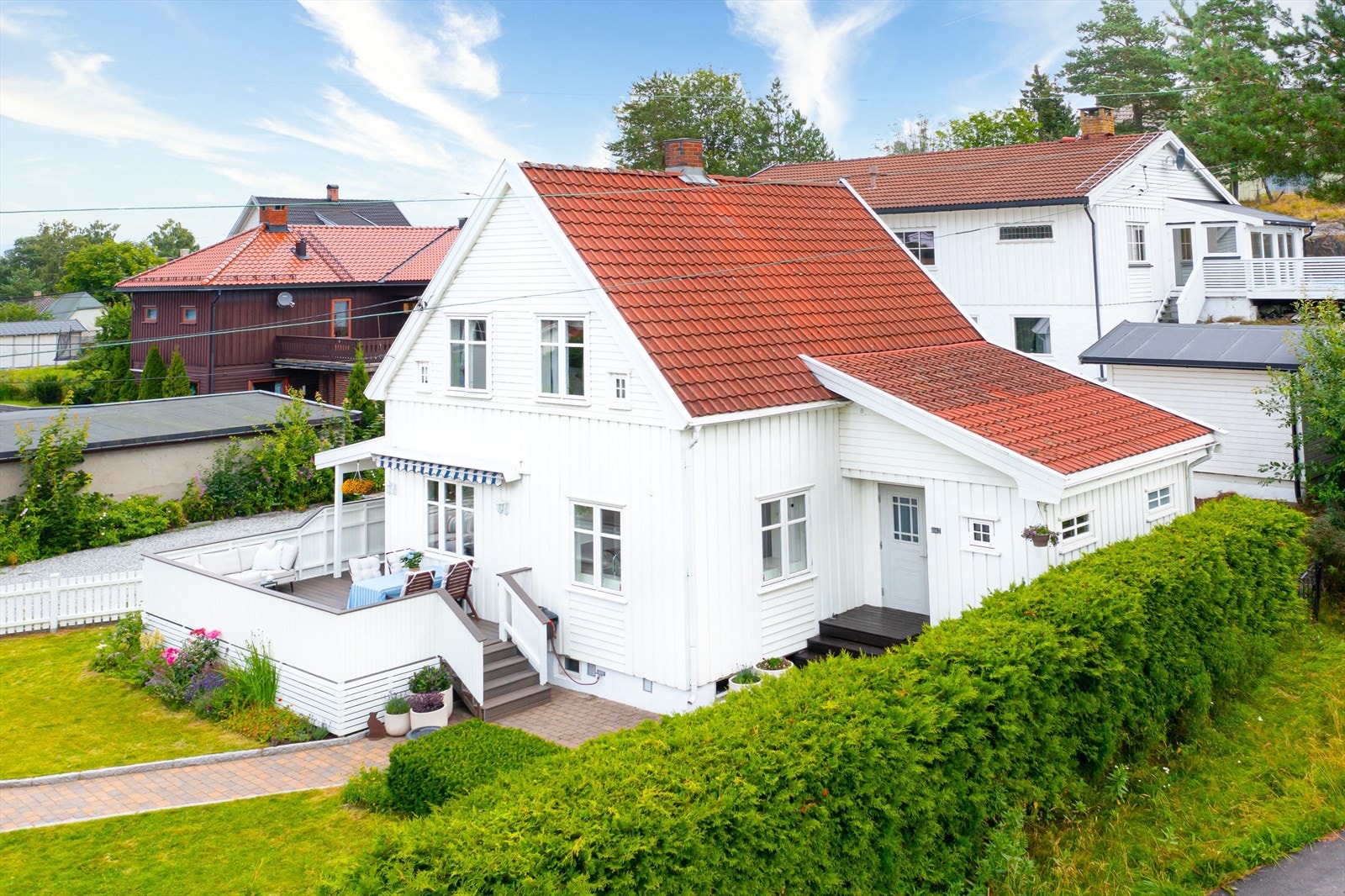 Eneboligen ligger innerst i en rolig stikkveien godt skjermet fra trafikk. Perfekt sted for barnefamilier Galleribilde