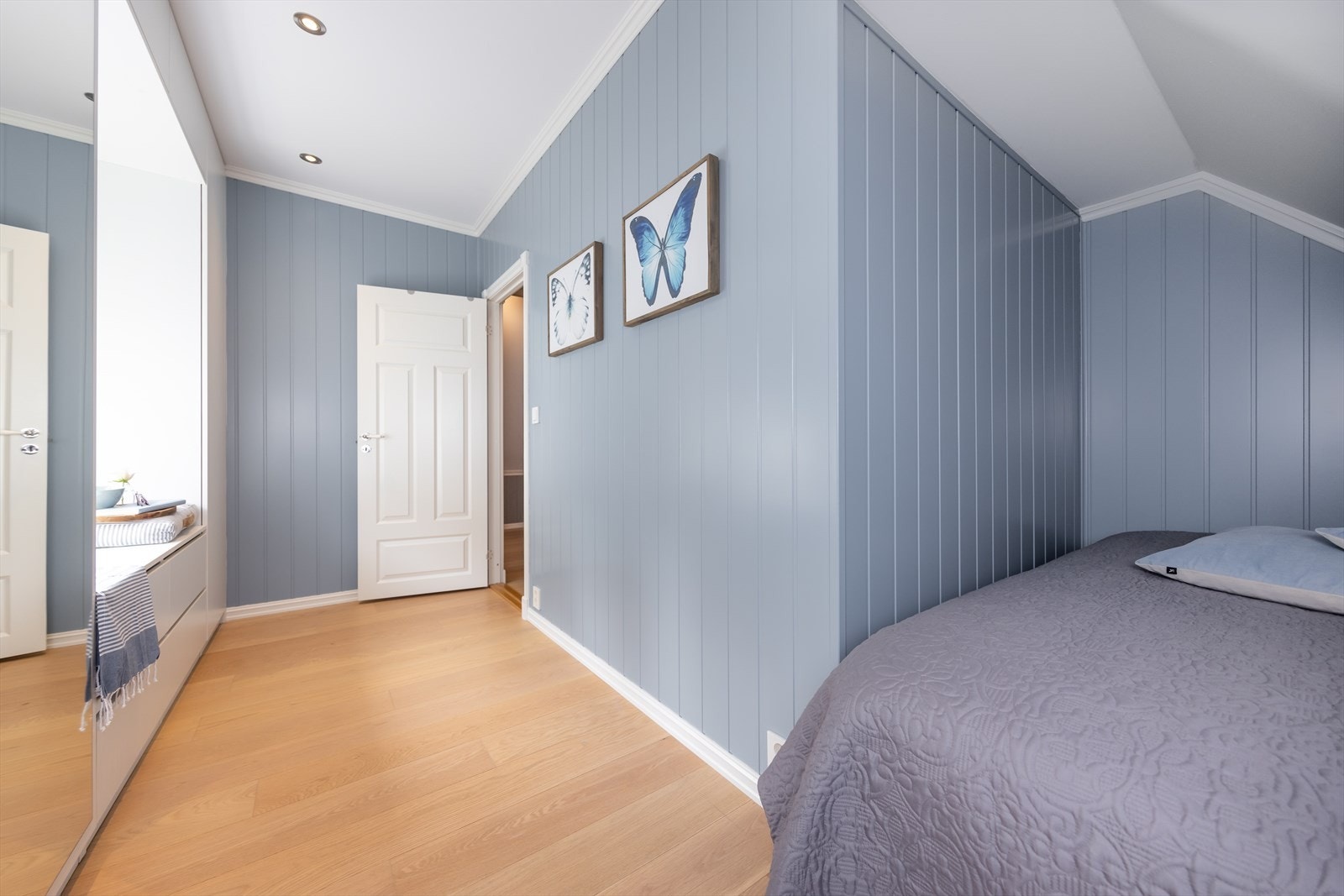 Soverom tre med plassbygget garderobe Galleribilde