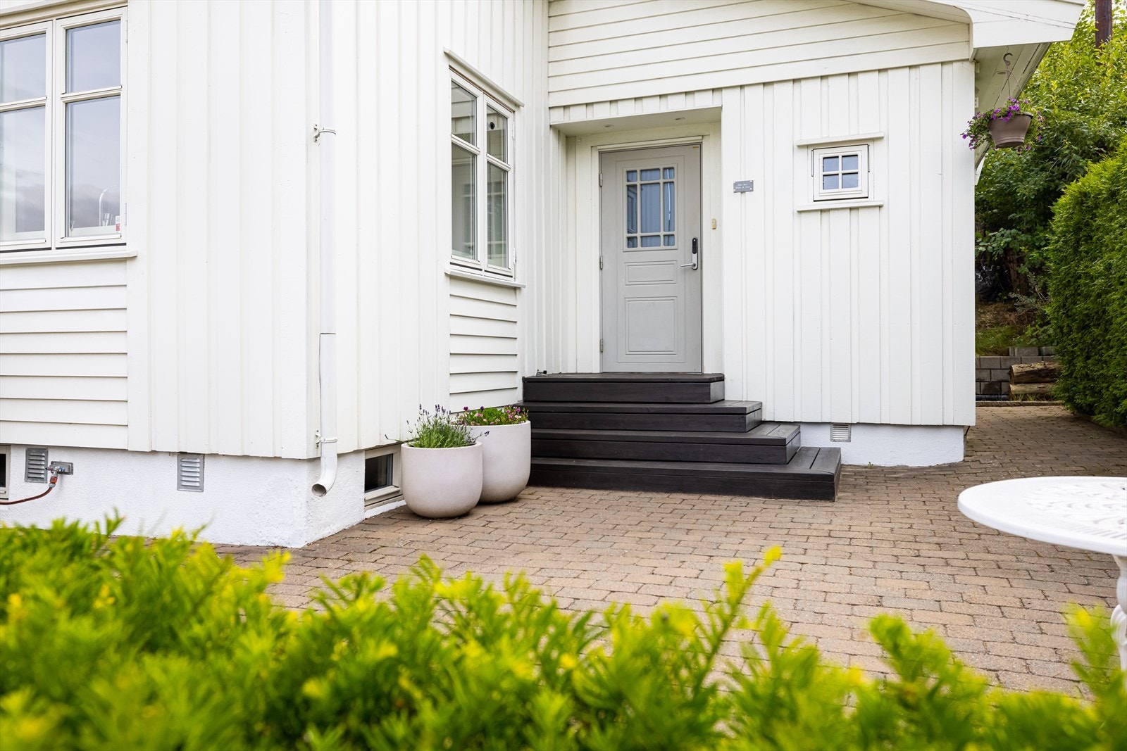 Velkommen inn. Pent opparbeidet med brostein og kantstein Galleribilde