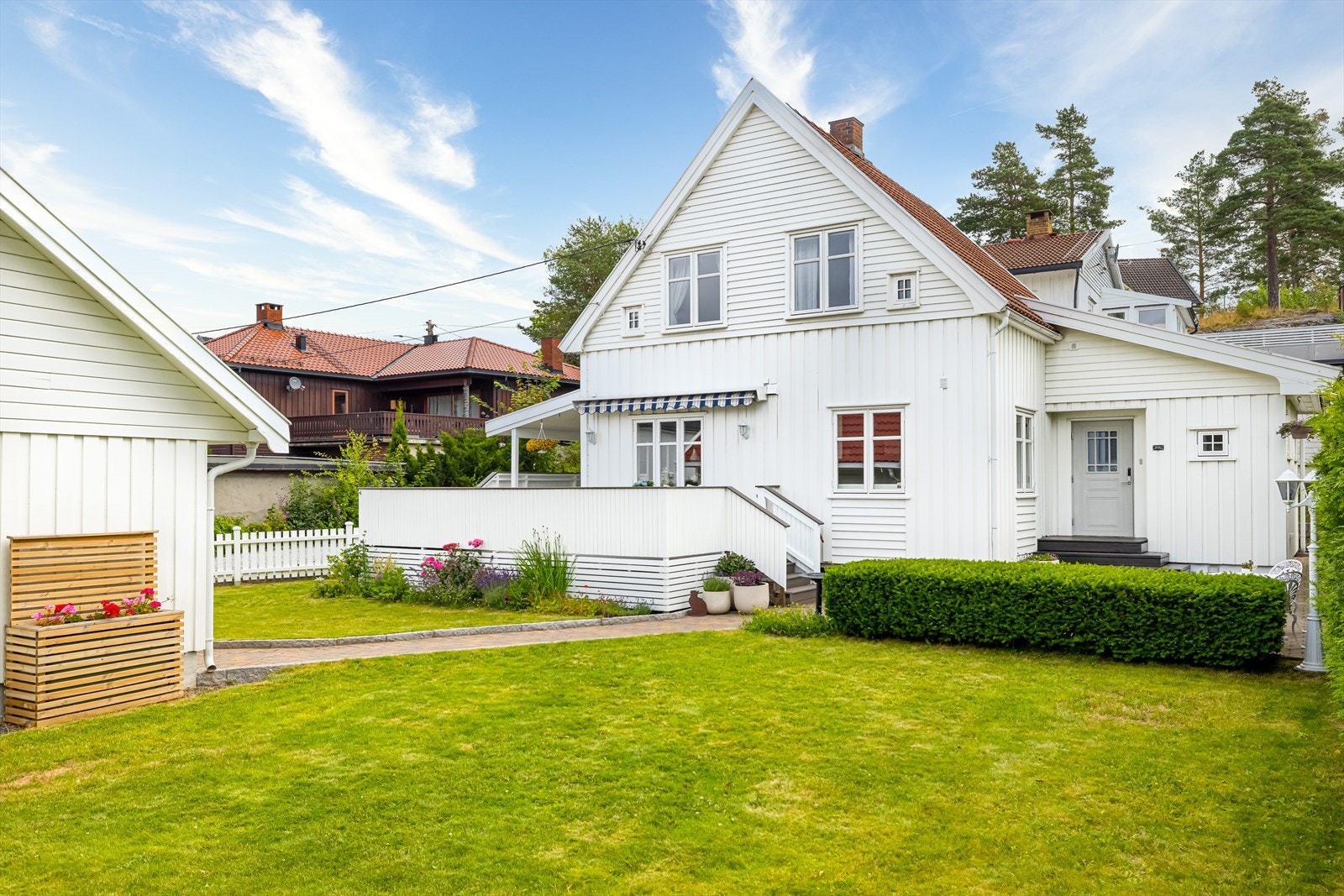 Velkommen til Ringveien 8. Tiltalende og pen enebolig i solrike omgivelser på Strømmen. Dobbel garasje med stort loft Galleribilde