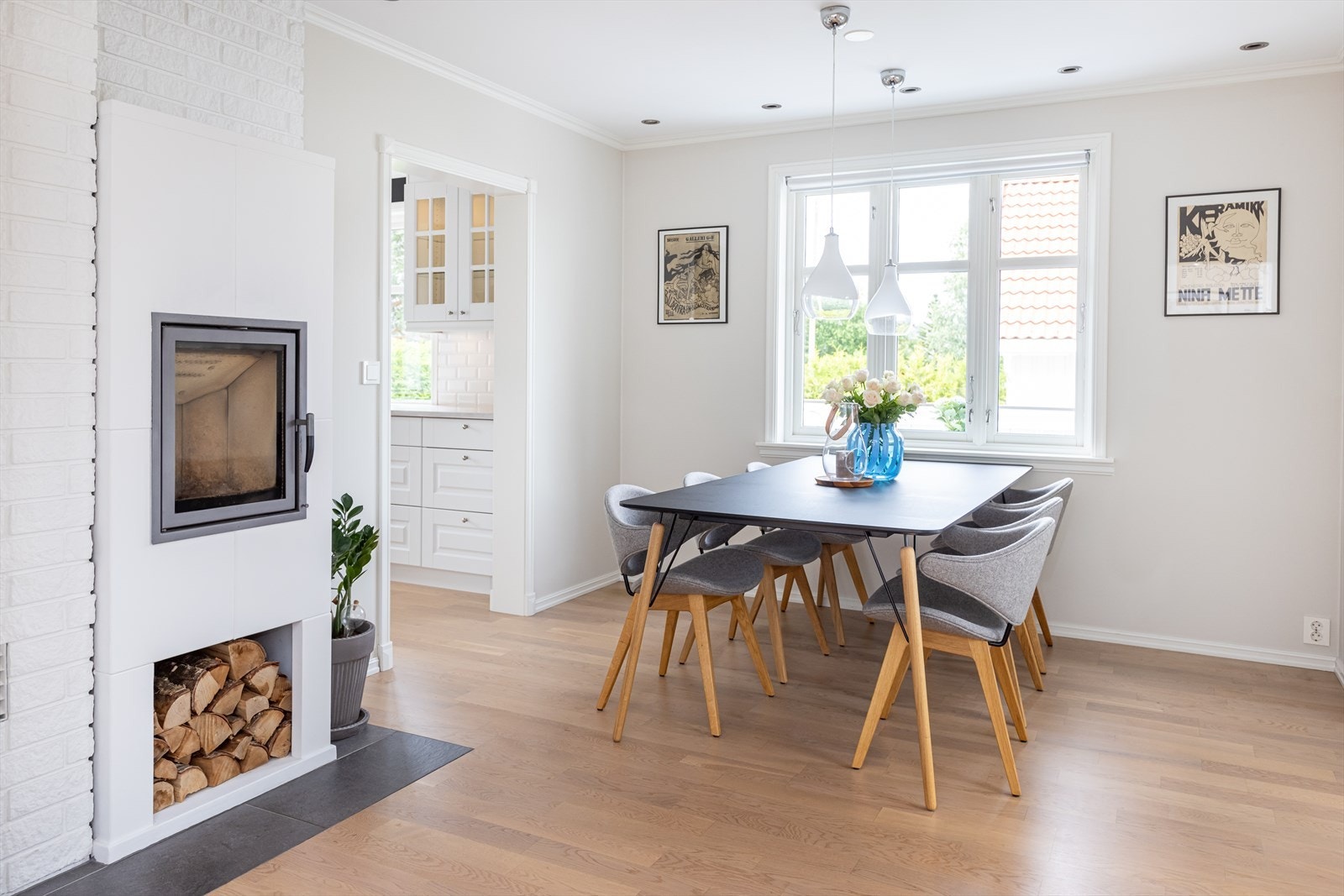Spisestuen. Her har man god plass til langt bord hvor man kan invitere venner og familie selskap Galleribilde