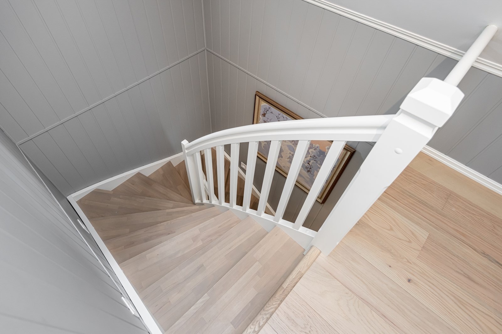 Velkommen opp i 2. etg. Nyere profilert trapp fra 2015 Galleribilde