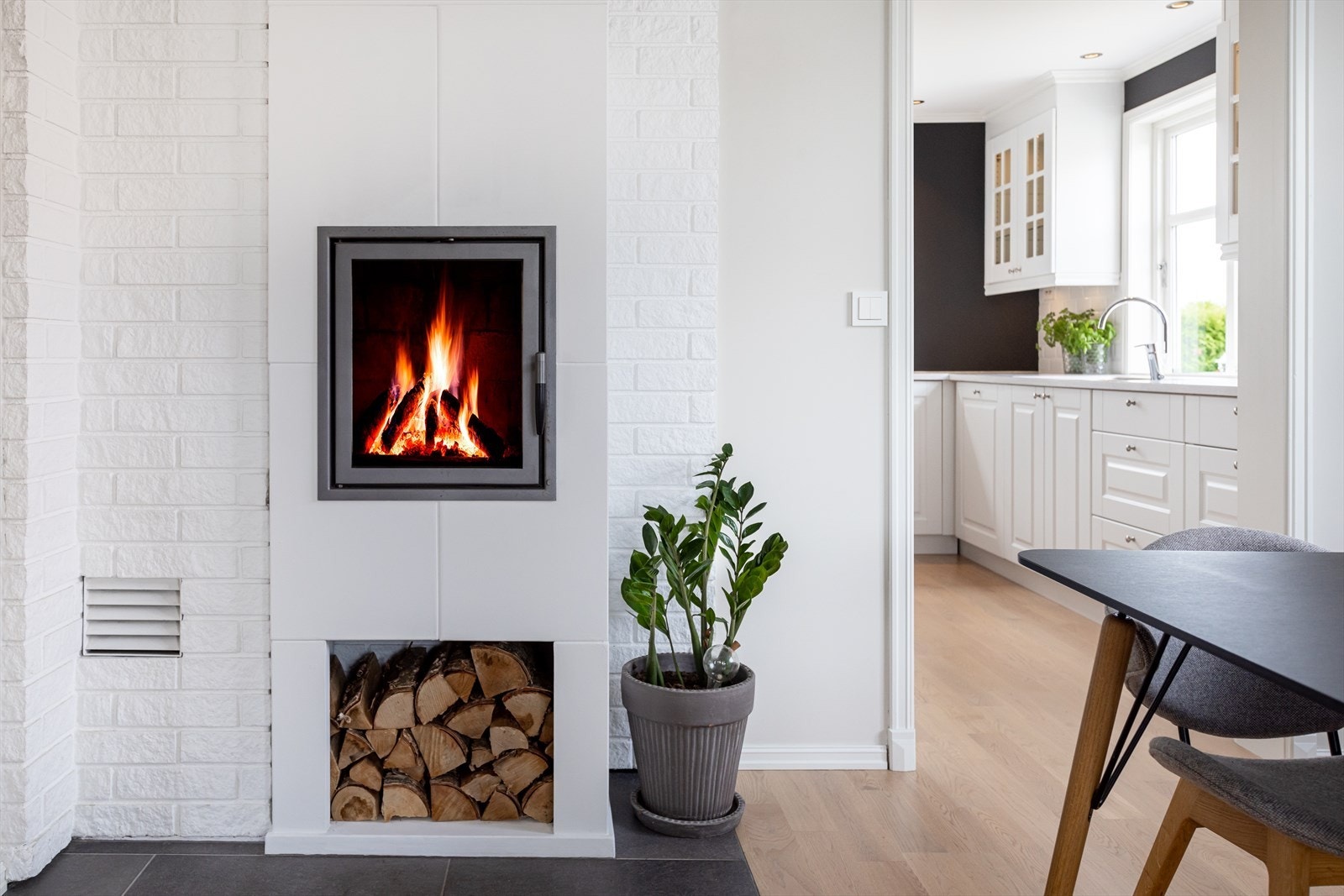 Flott peis som gir en varm og lun atmosfære i spisestuen og stuen Galleribilde