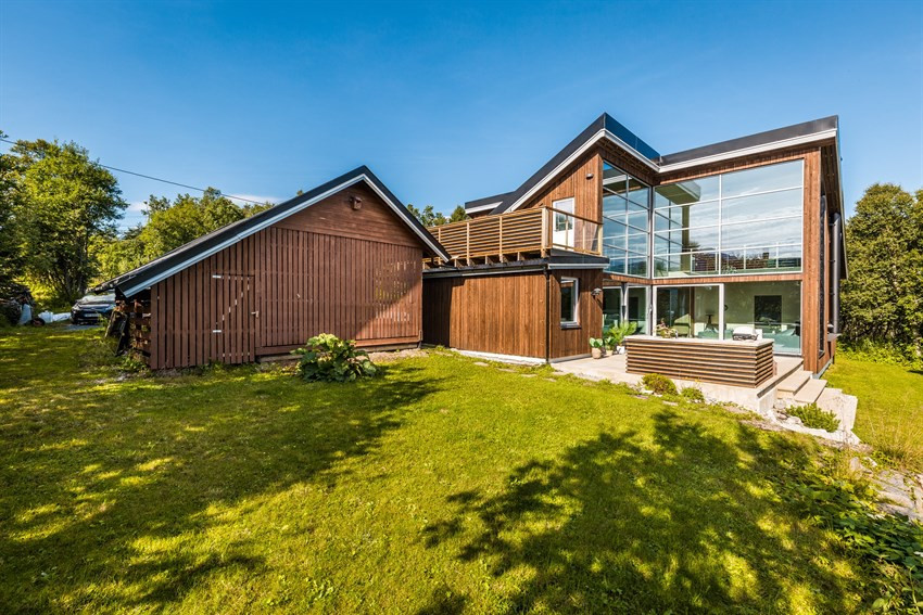 Terrasse med betongdekke og utekjøkken.