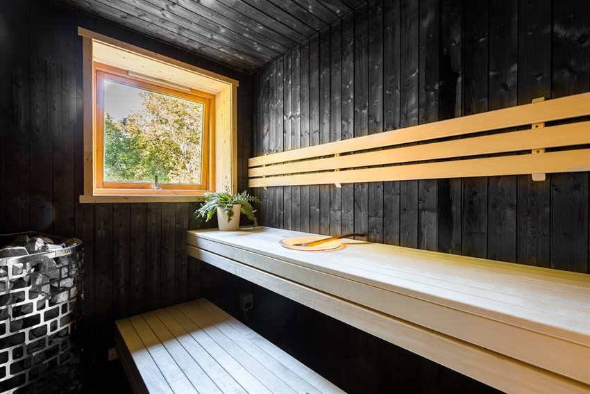 Fra badet i 2. etasje er det inngang til en flott badstue.
