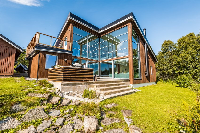 Velkommen til Straumsvegen 1370 - En unik og moderne arkitekttegnet enebolig - Presentert av eiendomsmegler Jørn Nerdal!