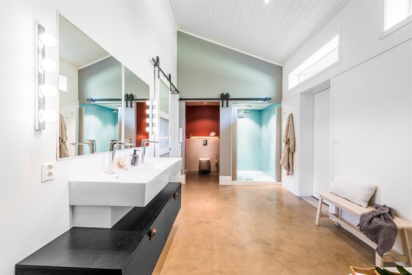 Badet i 1. etasje er av god størrelse med dusjnisje, badekar, wc og badstue.