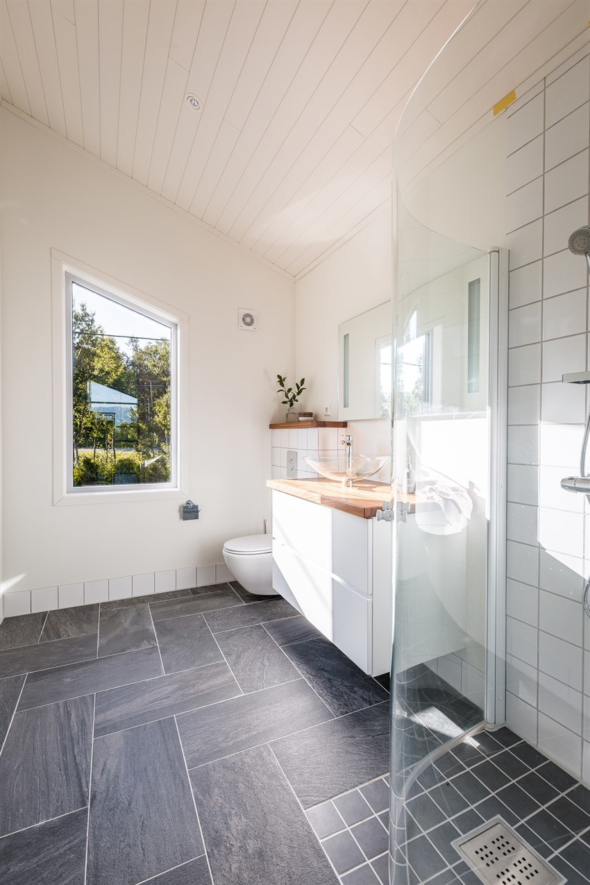 Badet i 2. etasje har lyse og delikate fargvalg, samt vindu som sikrer innslipp av naturlig lys.