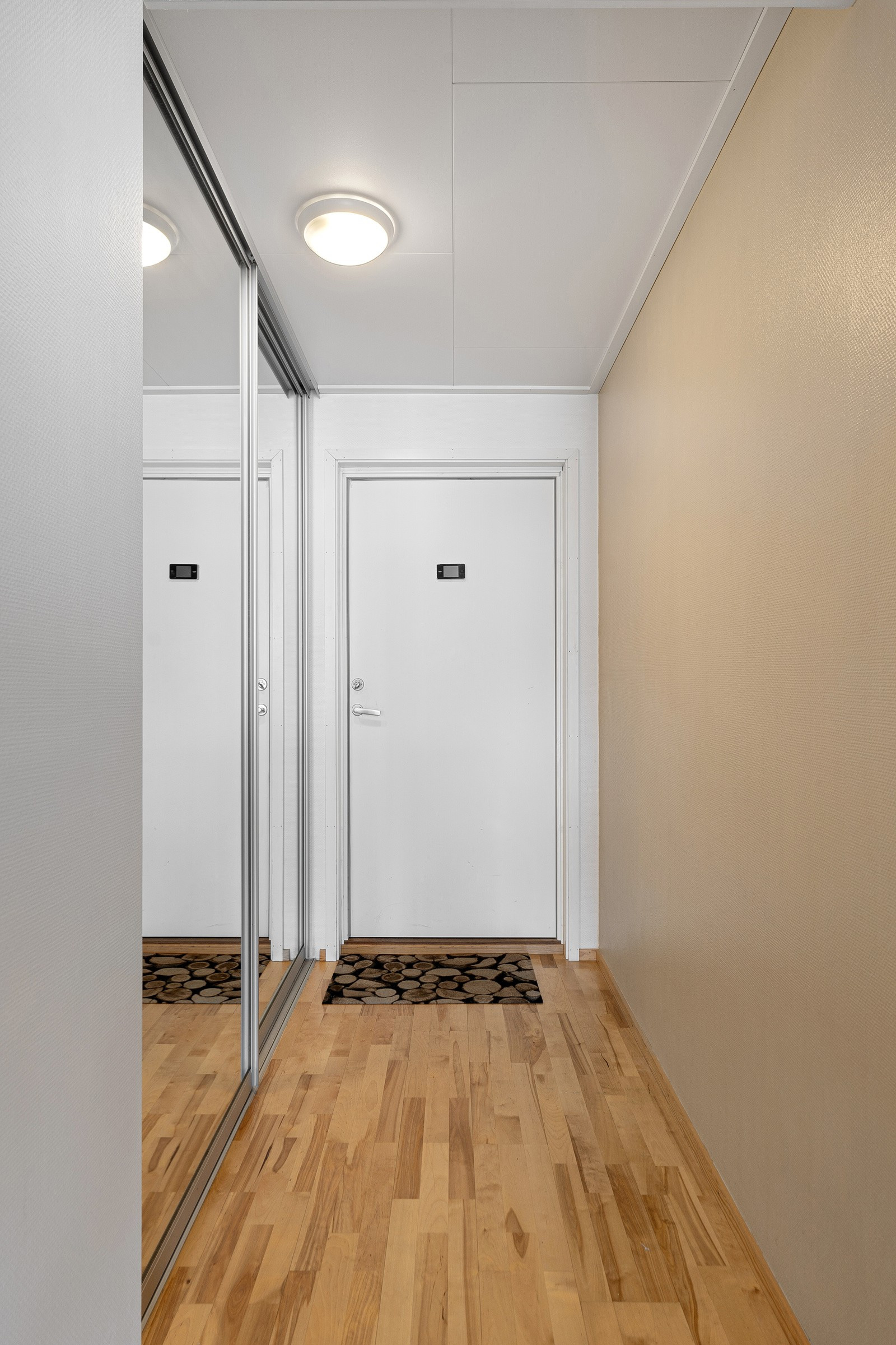 Innbydende entrè med romslig skyvedørsgarderobe.