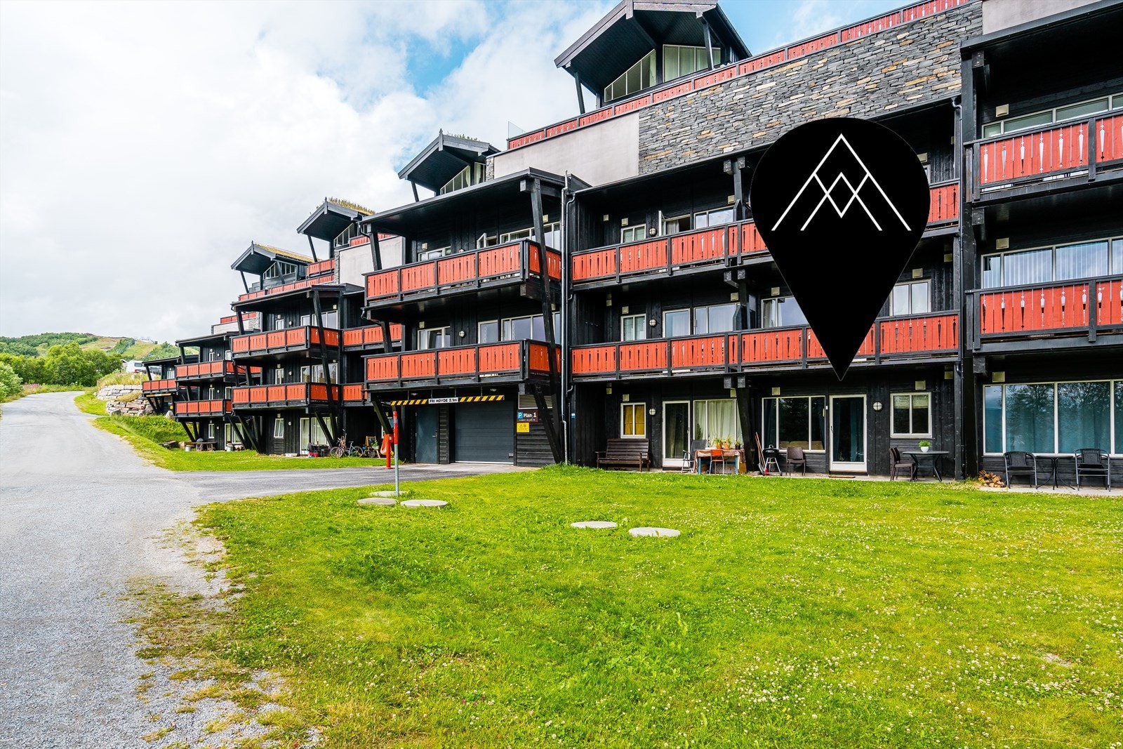 Fra Stølstunet er det gangavstand til Beitostølen sentrum med bla butikker, serveringsteder, alpinbakke etc. samt butikker i samme bygning som leiligheten. Galleribilde
