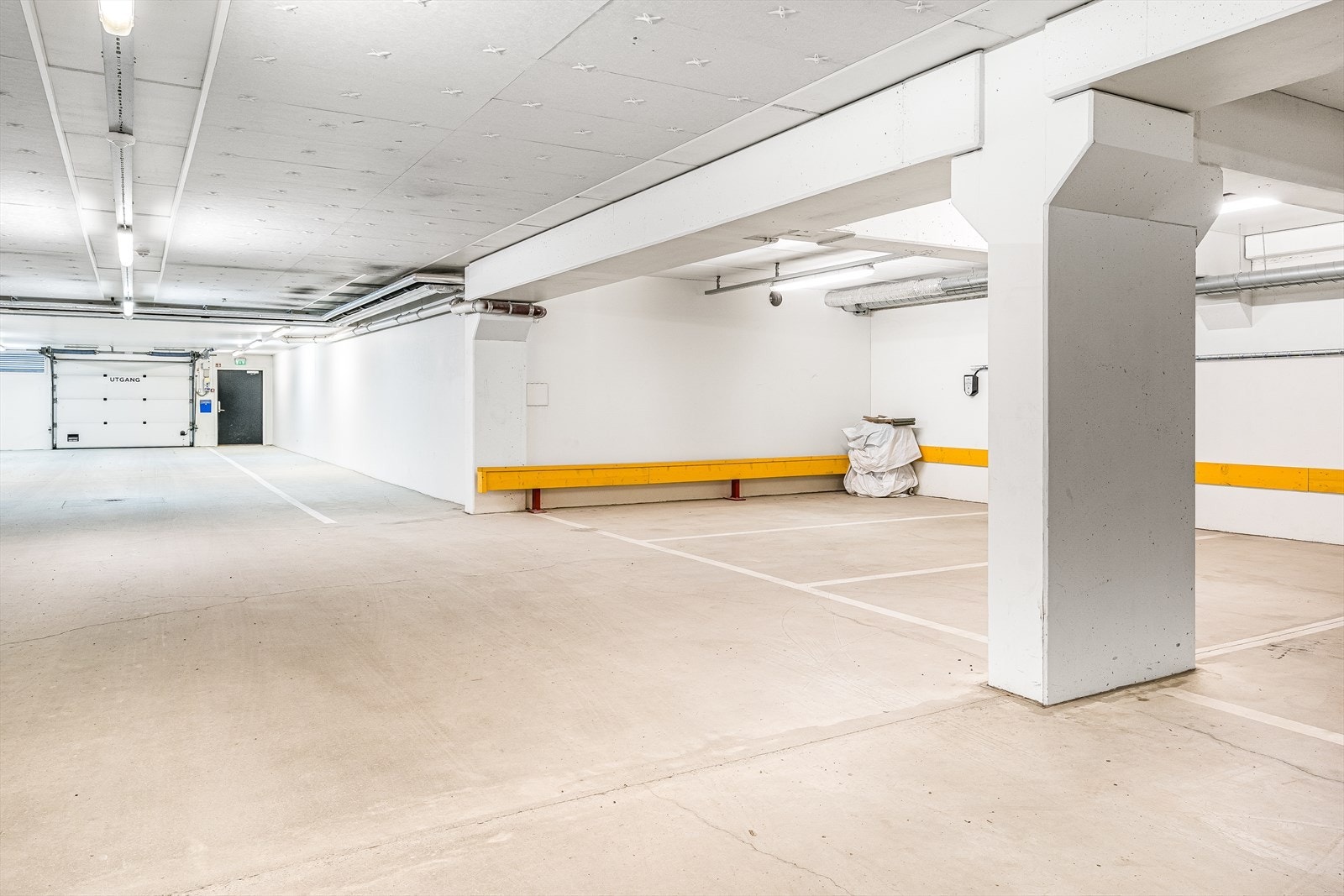 Tilhørende garasjeplass i felles garasjeanlegg i kjeller. Galleribilde
