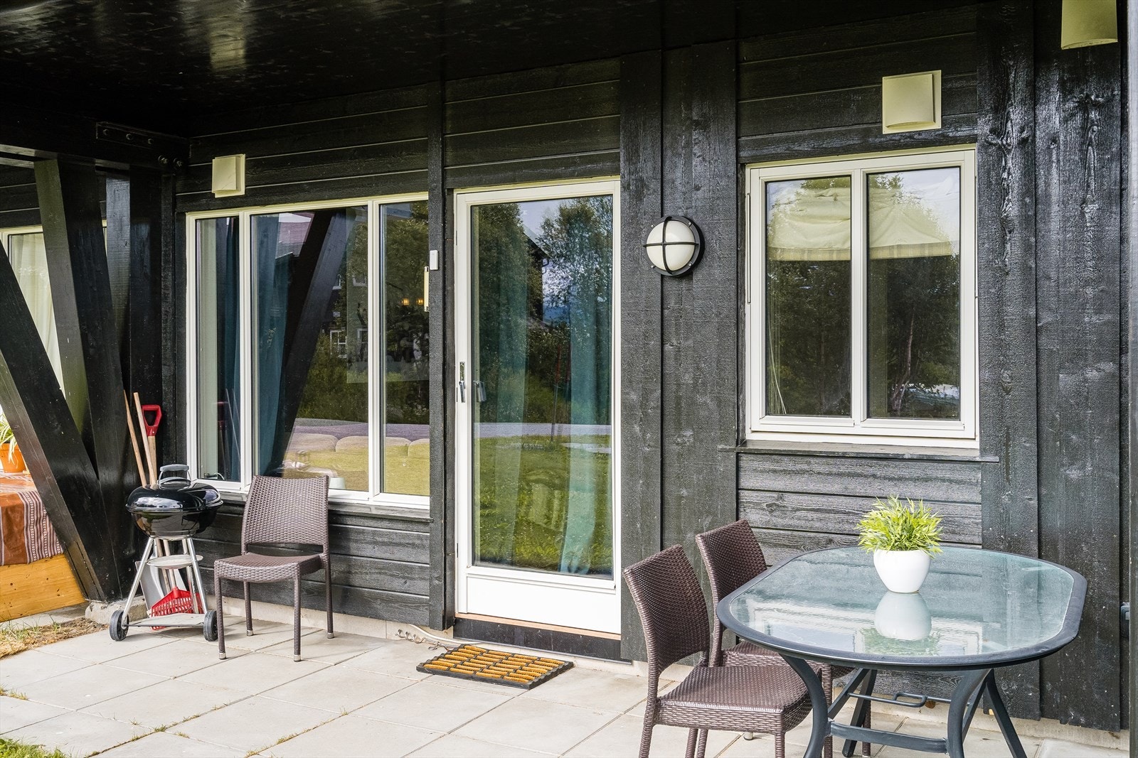 Leiligheten ligger i 1. etasje, og har egen markterrasse. Galleribilde