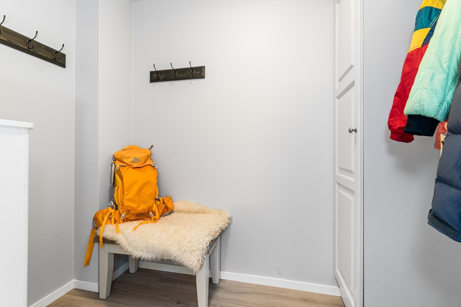 Her er det god plass til yttertøyet Galleribilde