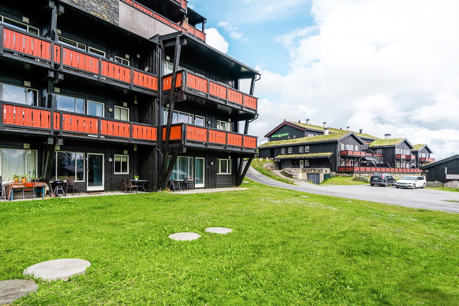 Leiligheten er en 2-romsleilighet på bakkenivå og med terrasse ut mot uteareal på nedsiden av bygningen. Galleribilde