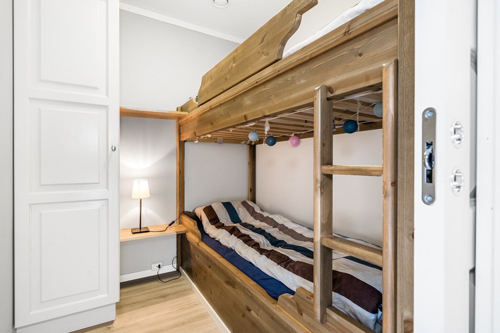 Også i sovealkoven er det plass for garderobeskap. Galleribilde