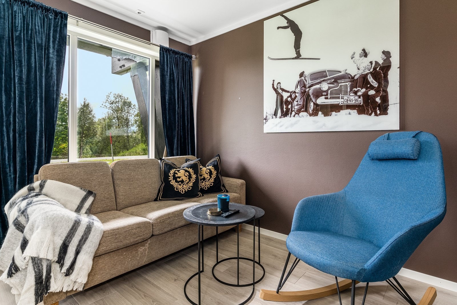 Store vindusflater slipper inn godt med naturlig lys. Galleribilde