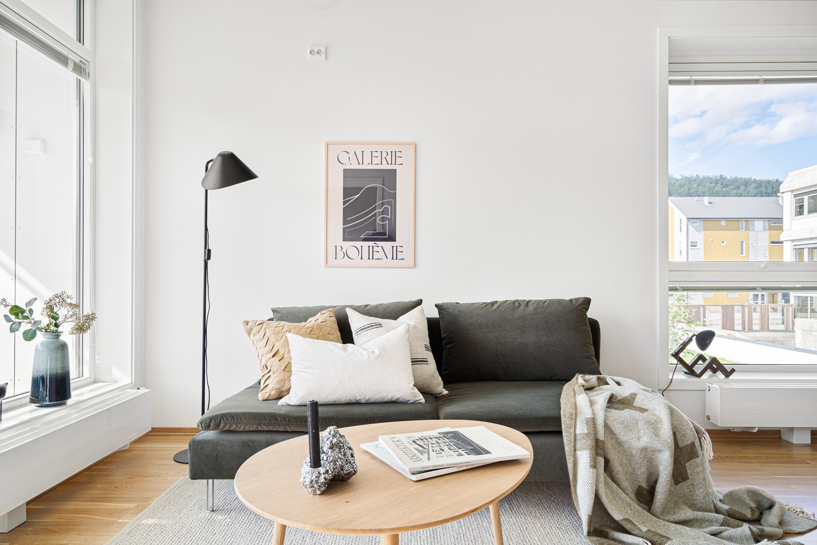 Lys og fin stue med store vindusflater og god plass til ønsket møblement