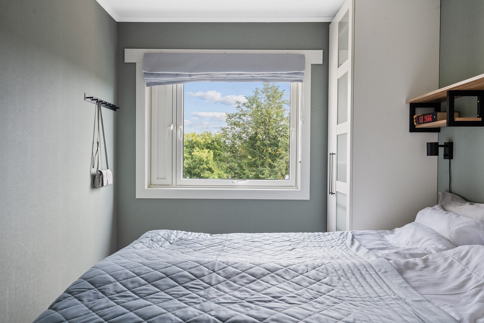 Soverom I er malt i en behagelig farge med parkett på gulv. Galleribilde