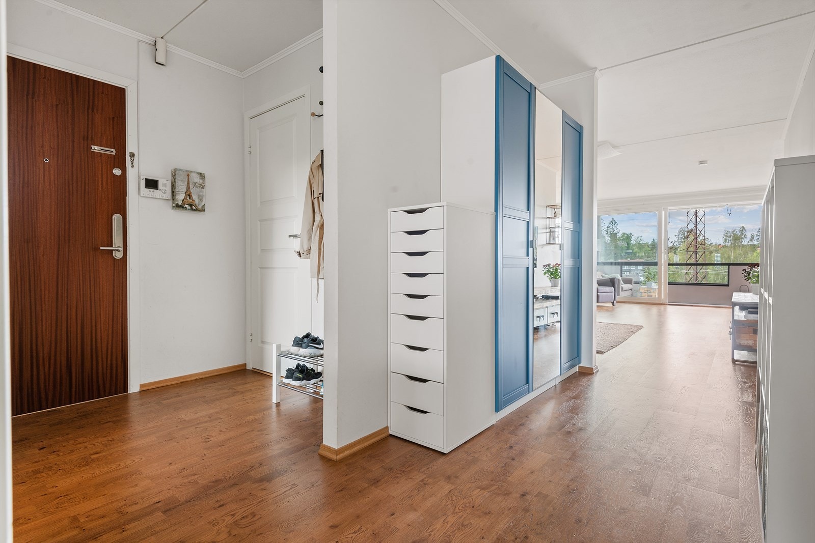 Entréen er romslig og det er adkomst til innvendig bod på ca. 4 kvm. Galleribilde