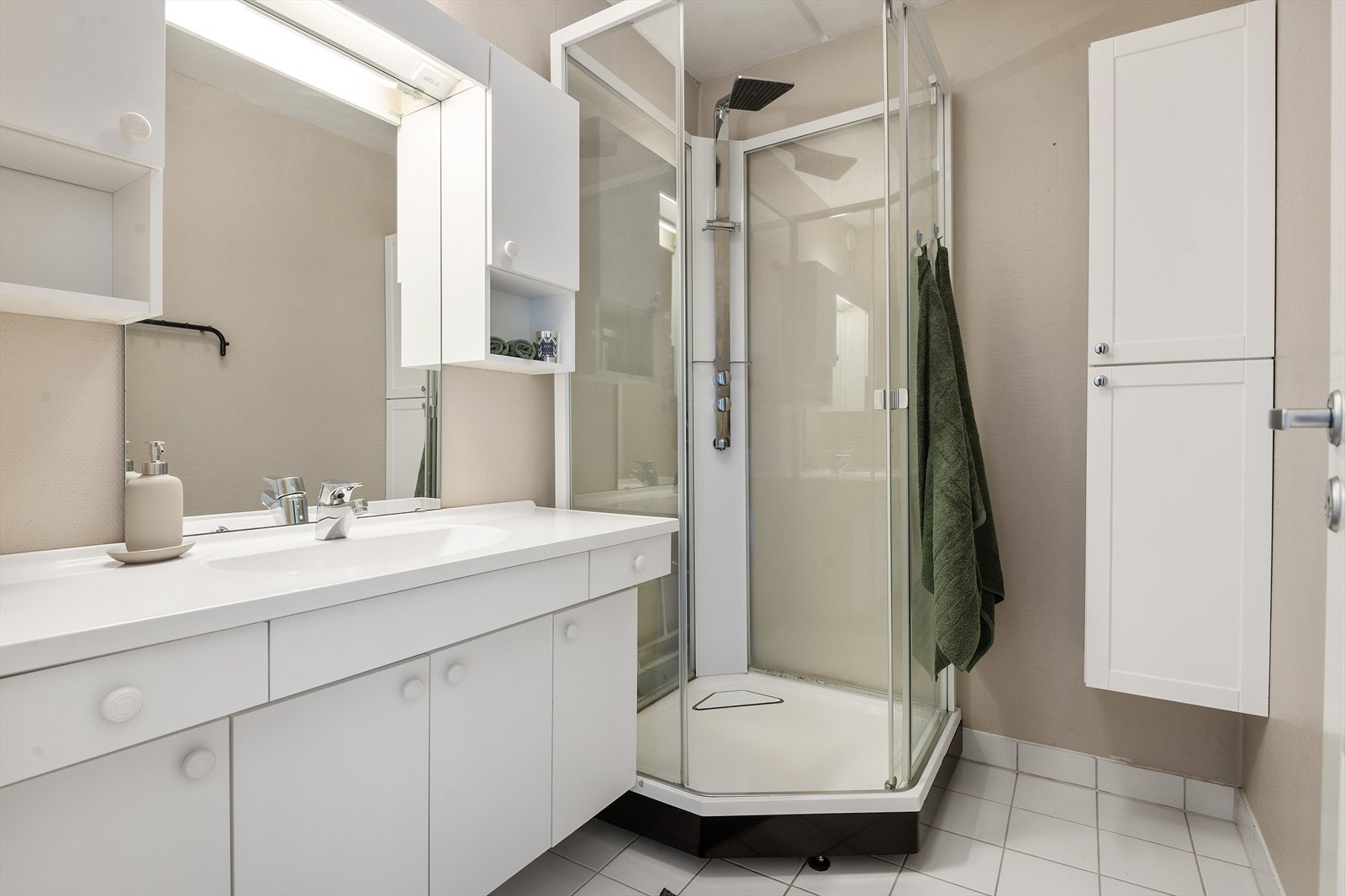 Baderommet er malt i en behagelig og det er flislagt gulv varmekabler. Galleribilde