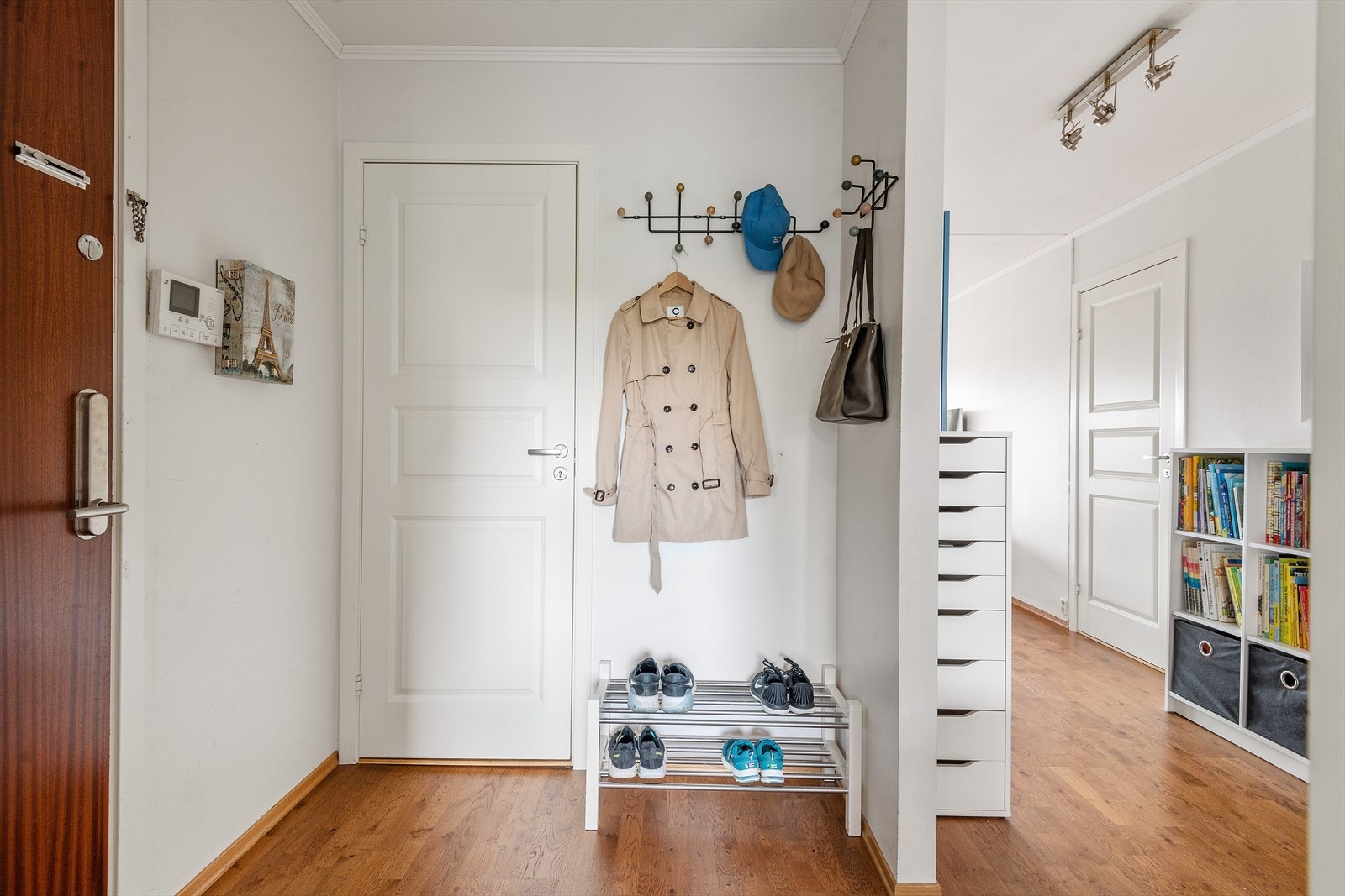 Videre er det plass til skoskap og knagger for ytterligere oppbevaring av yttertøy. Galleribilde