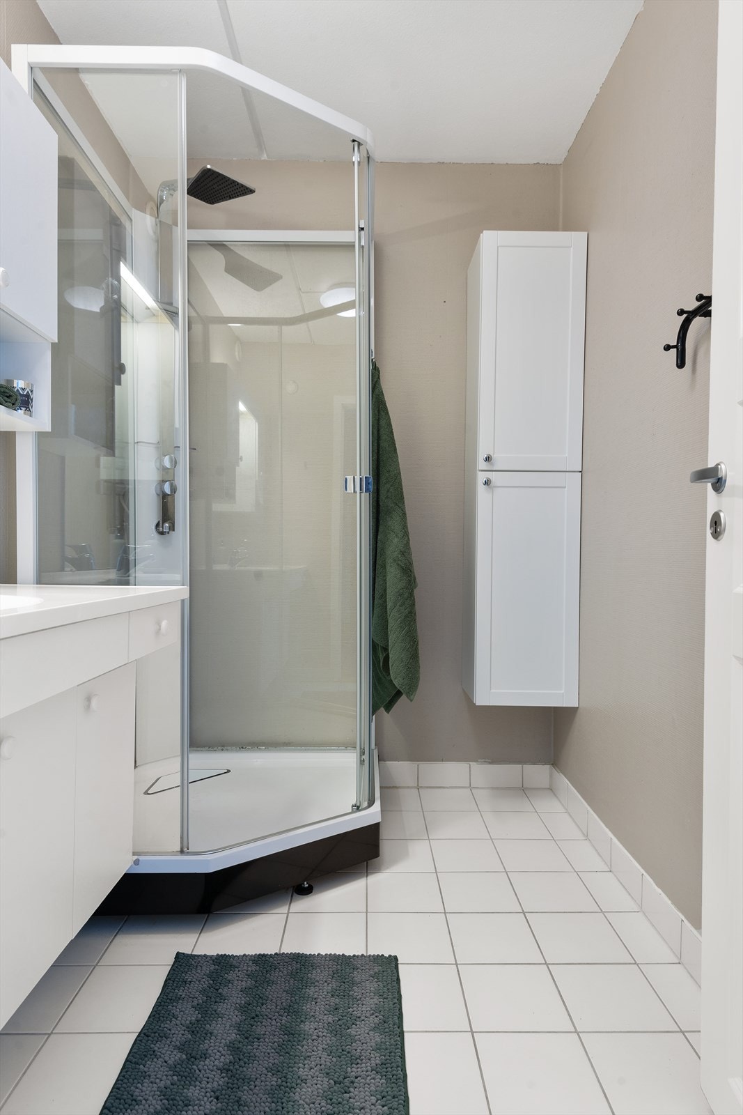 Leilighetens baderom har dusjkabinett og servantskap. Galleribilde