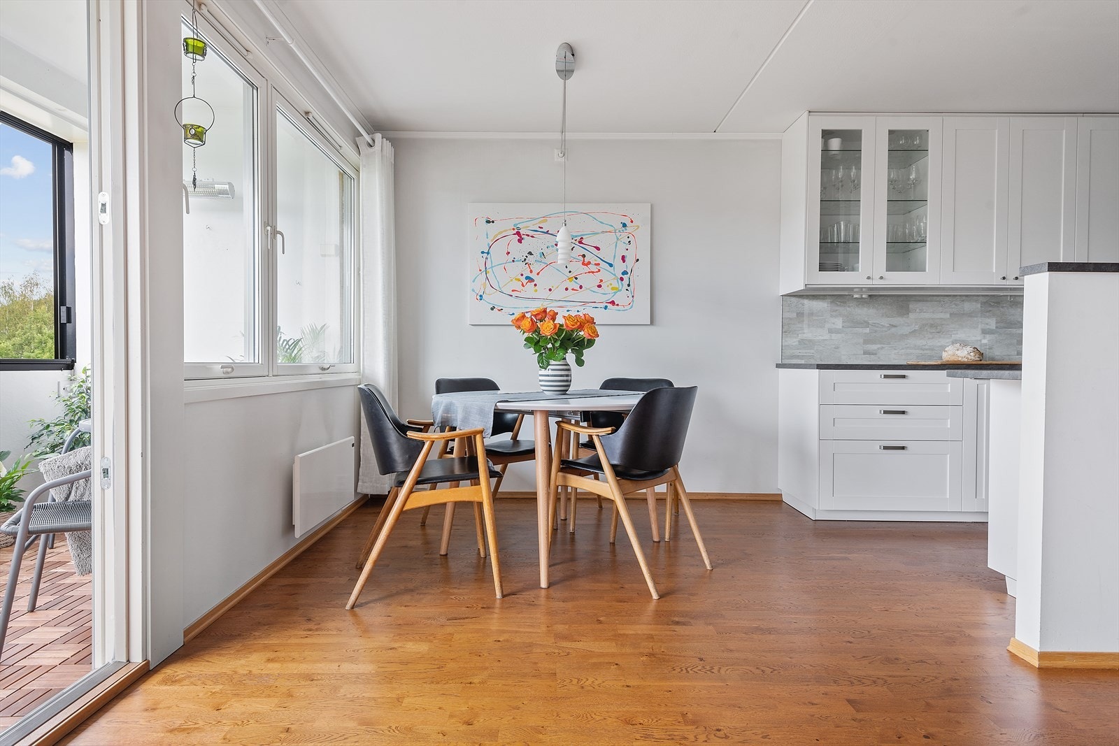 Mellom stuen og kjøkkenet er det god plass til en trivelig spisegruppe. Galleribilde