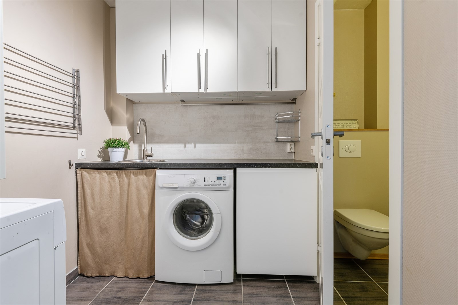 Boligen har et separat vaskerom/toalett. Vaskerommet er praktisk innredet med opplegg for vask/tørk. Galleribilde