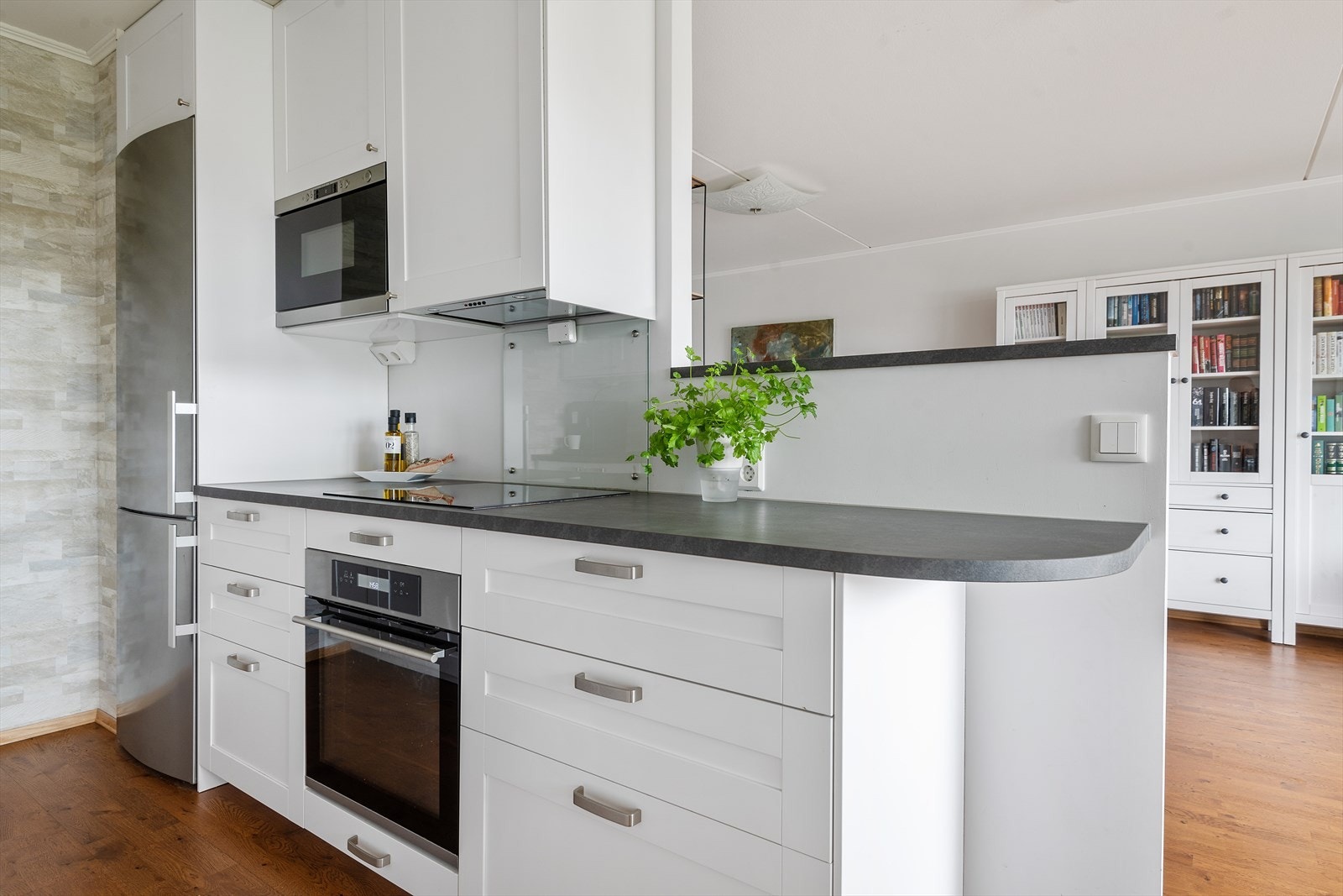 Kjøkkeninnredningen skaper et sosialt skille mellom stuen. Galleribilde