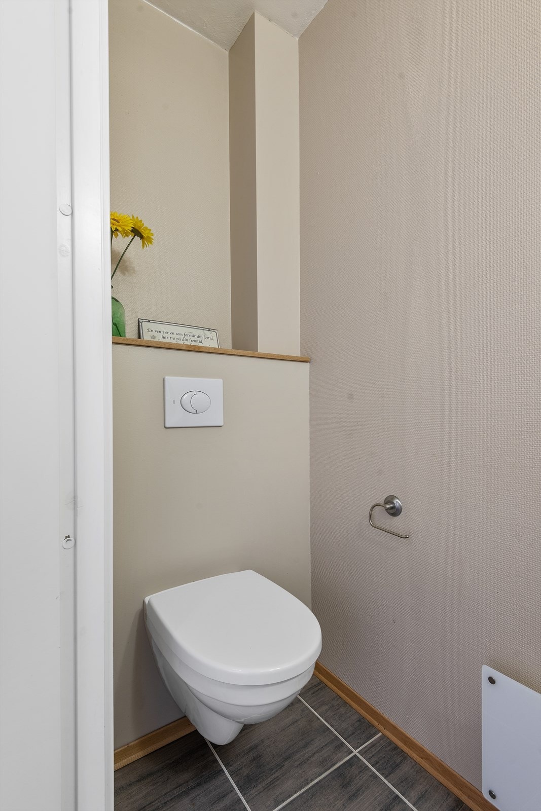 Toalettrommet har vegghengt toalett og servantskap. Galleribilde