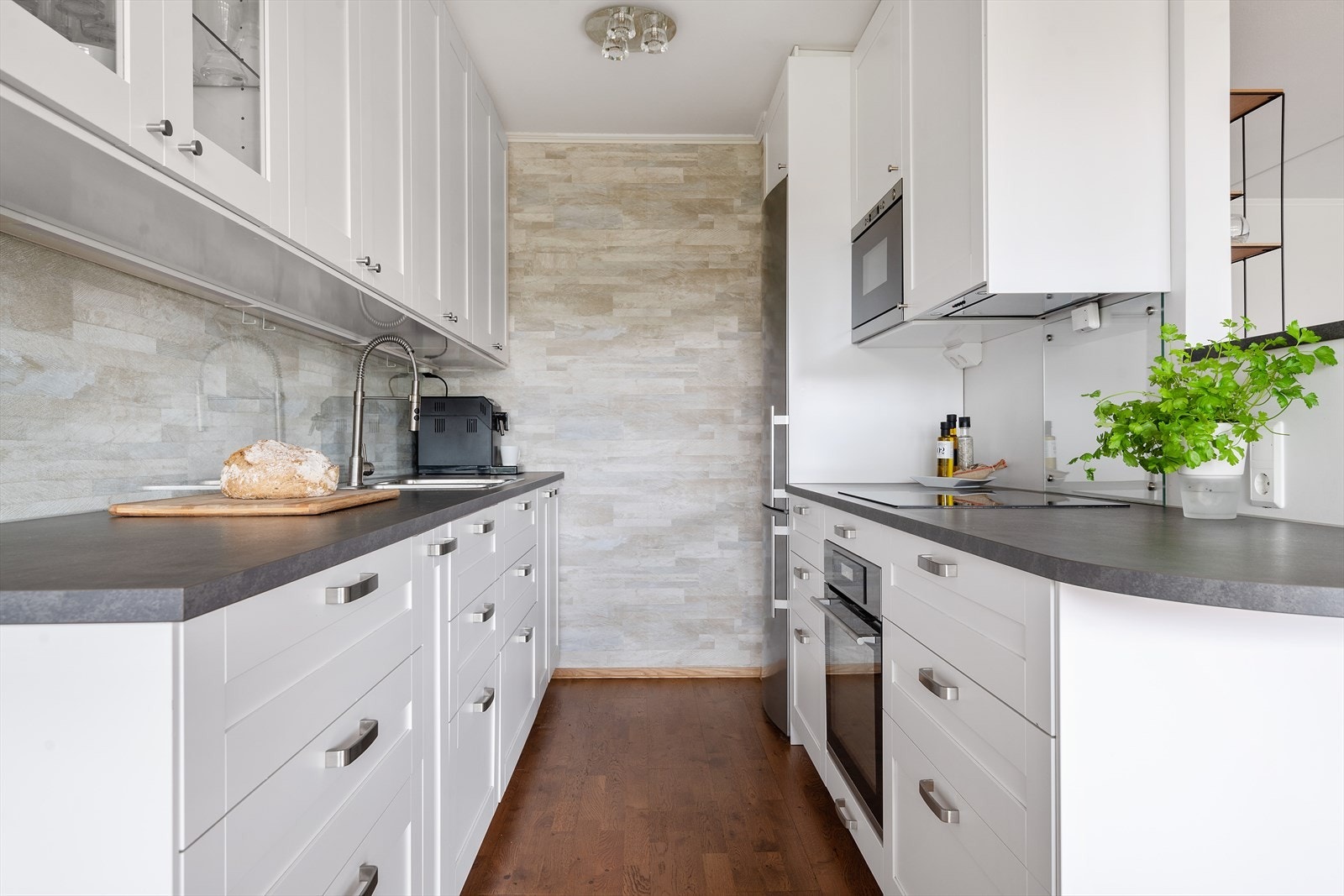 Kjøkkenet ble oppgradert i 2017 med lys innredning og integrerte hvitevarer. Galleribilde