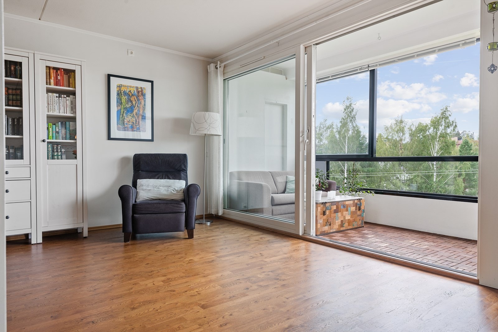 Fra stuen er det utgang til en usjenert veranda. Galleribilde