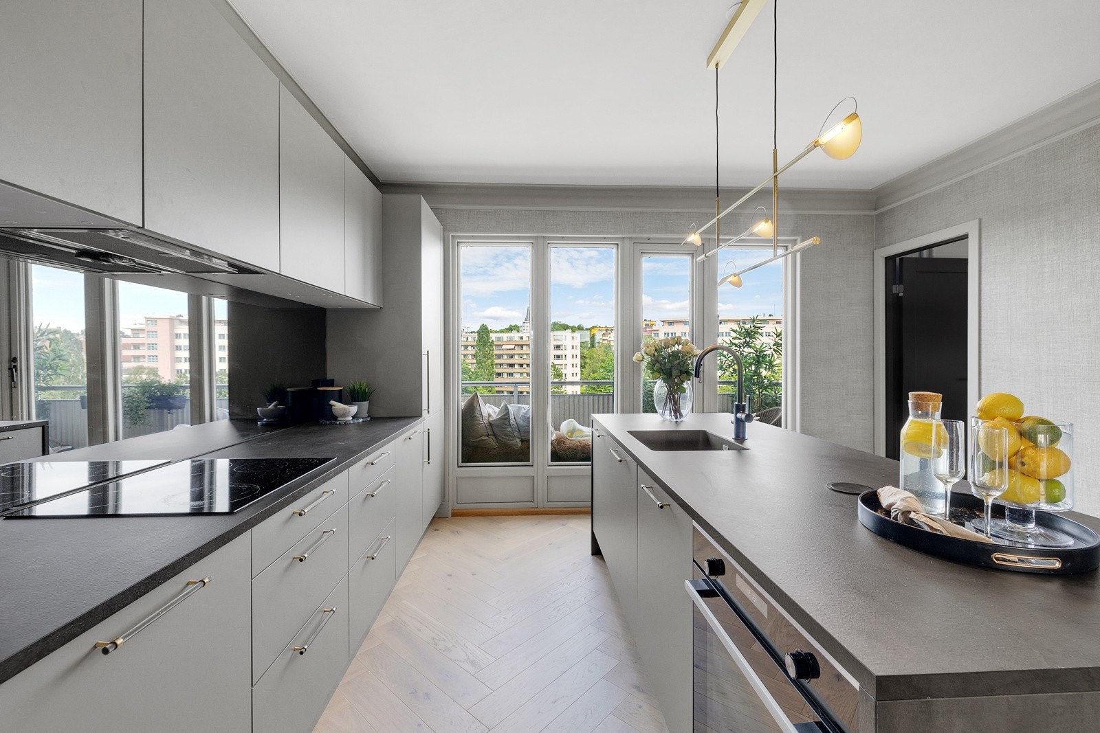 HTH kjøkkeninnredning. Det er utgang til solrik brannbalkong med flott utsikt mot Marienlystparken Galleribilde