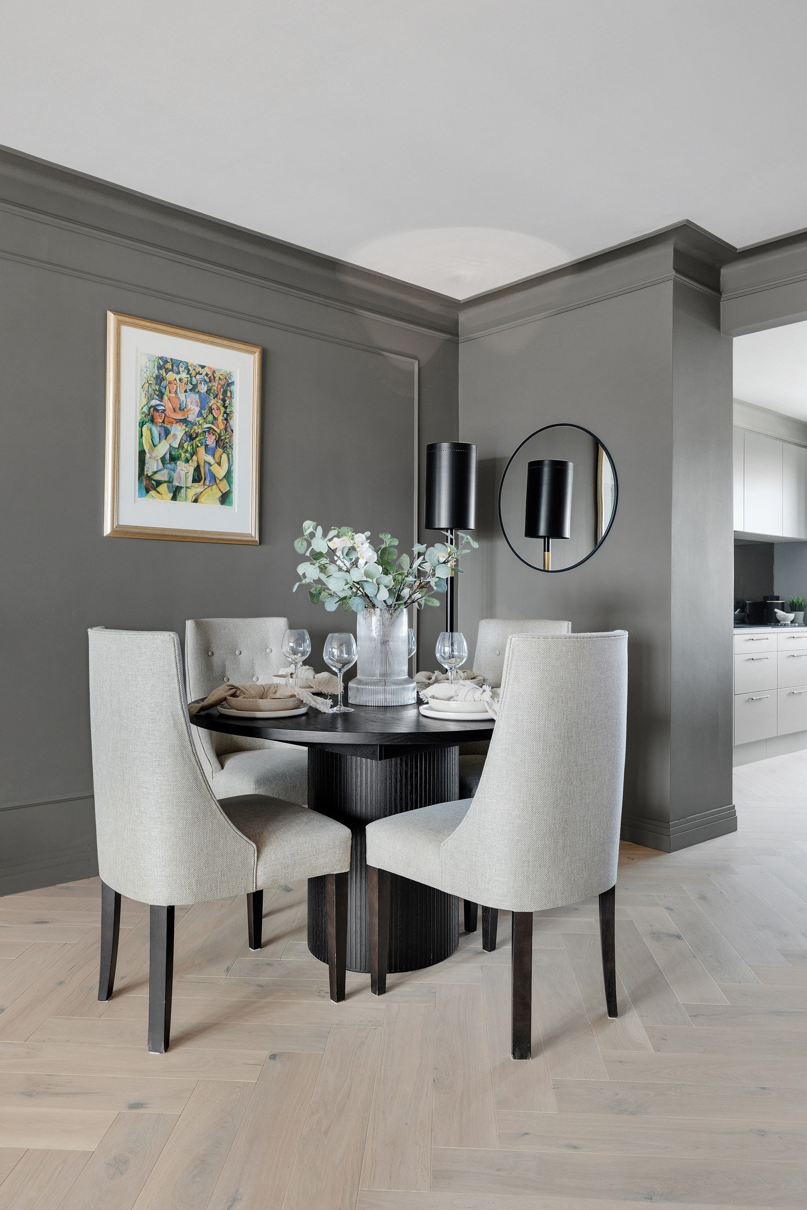 Det er mulig å sette innstalere peis i hjørnet bak spisebordet. Galleribilde