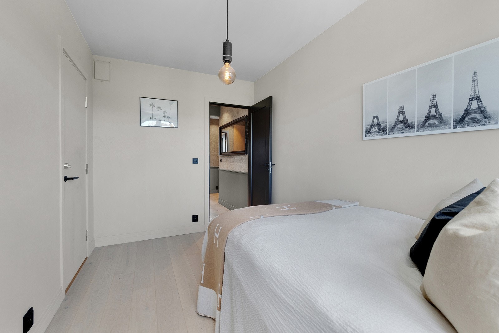 Fra soverom 2. er det fellesgang som deles med naboleiligheten, hvor det bl.a. er operativ avfallsluke for kildesortert avfall. Galleribilde