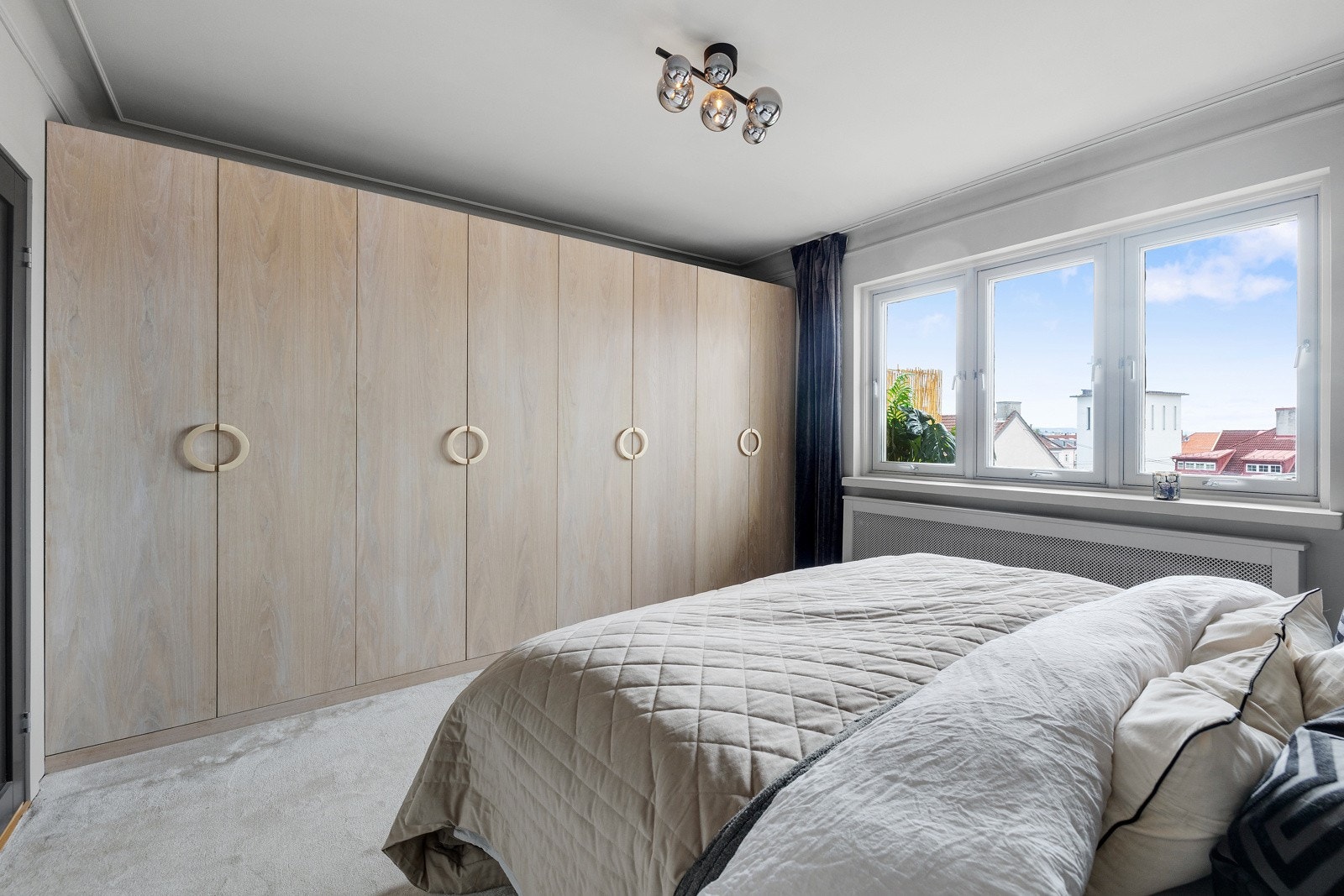 Det er mye oppbevaringsmuligheter i garderobeskapene. Galleribilde