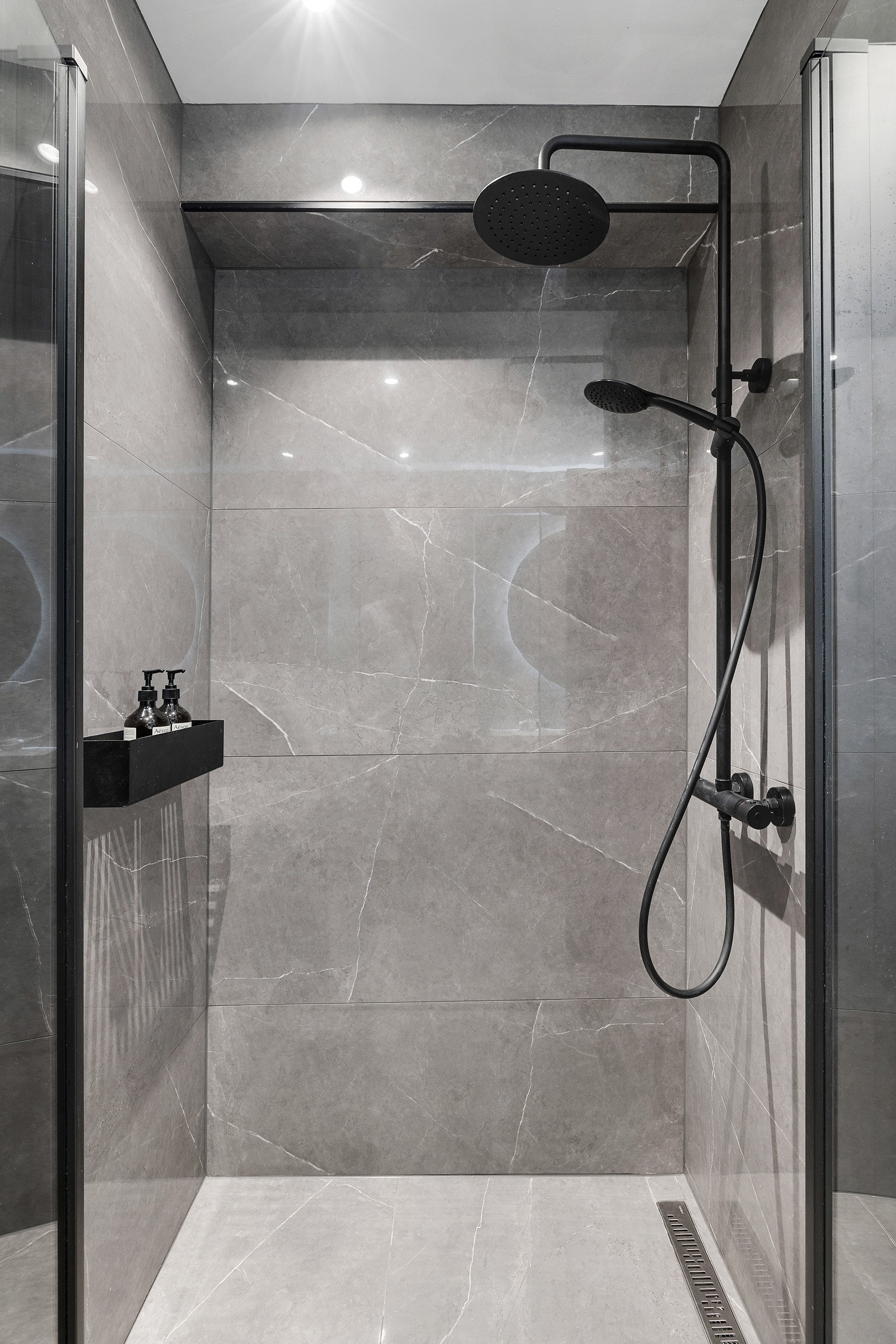 Dusjsonen er avdelt med glassvegg, det er linjesluk og regnfallsdusj i tillegg til avtagbar dusj. Galleribilde